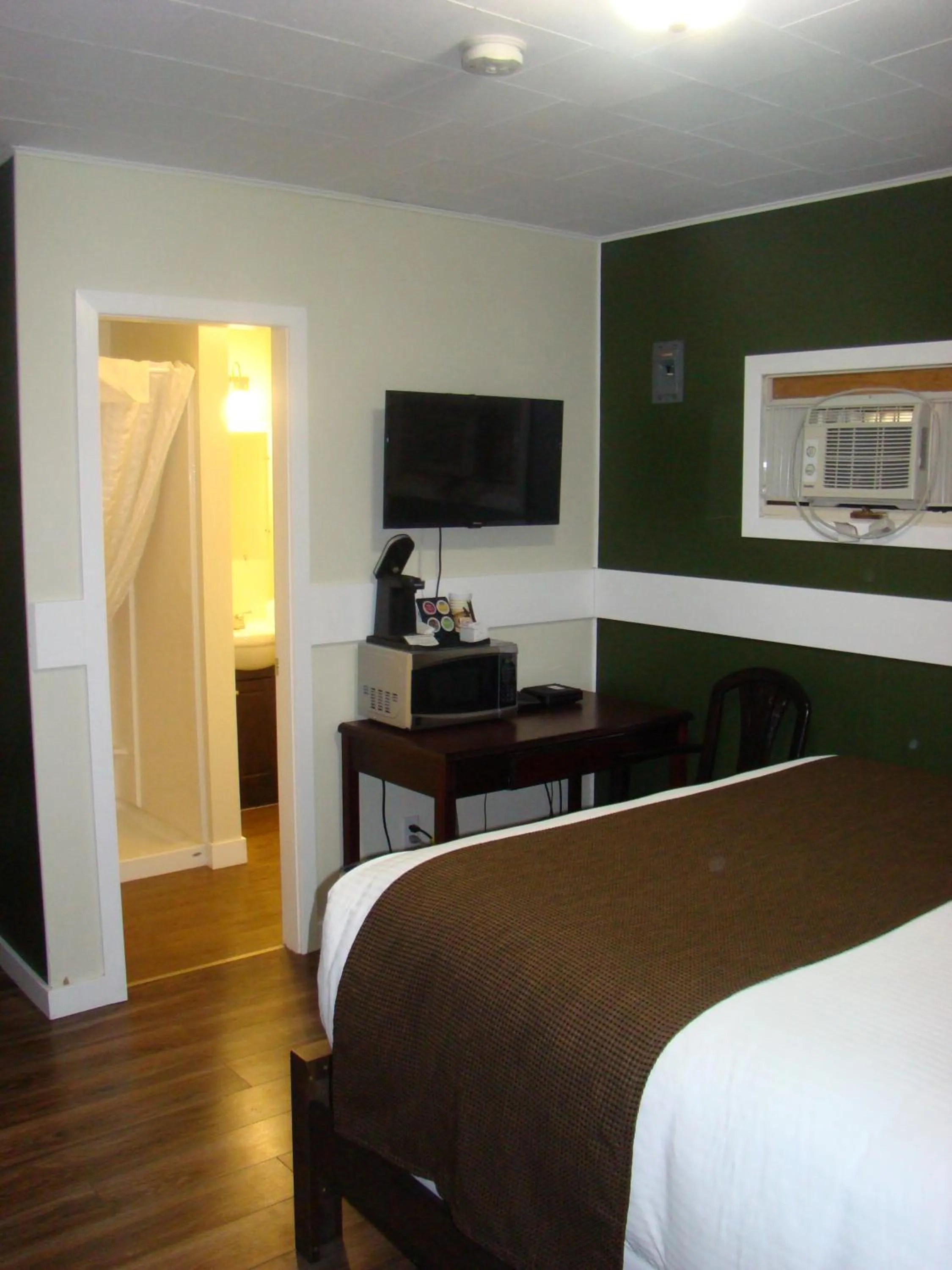 Bedroom, Bed in Paddock Inn