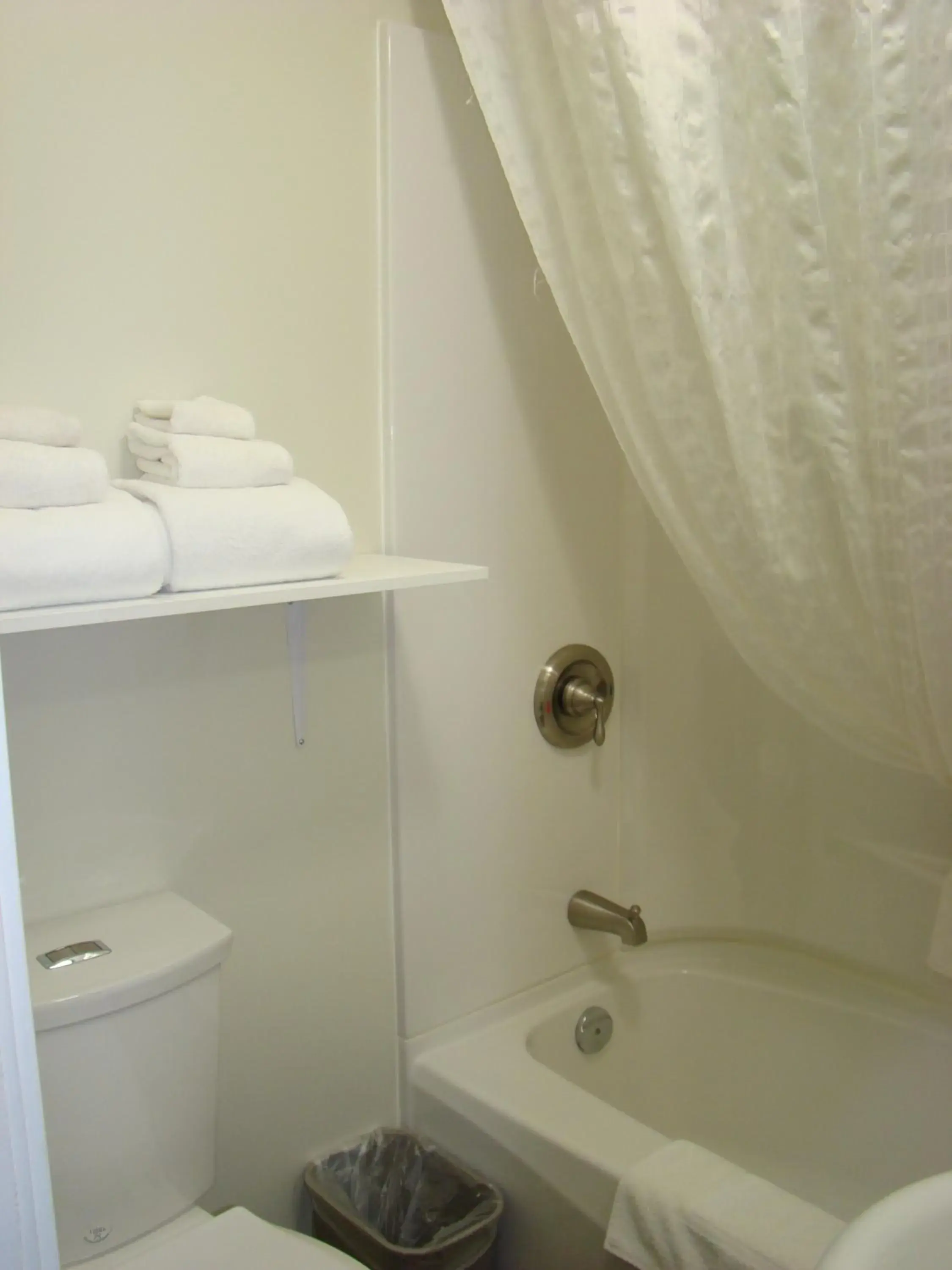 Queen Room with Two Queen Beds in Paddock Inn Queen Room with Two Queen Beds in Paddock Inn