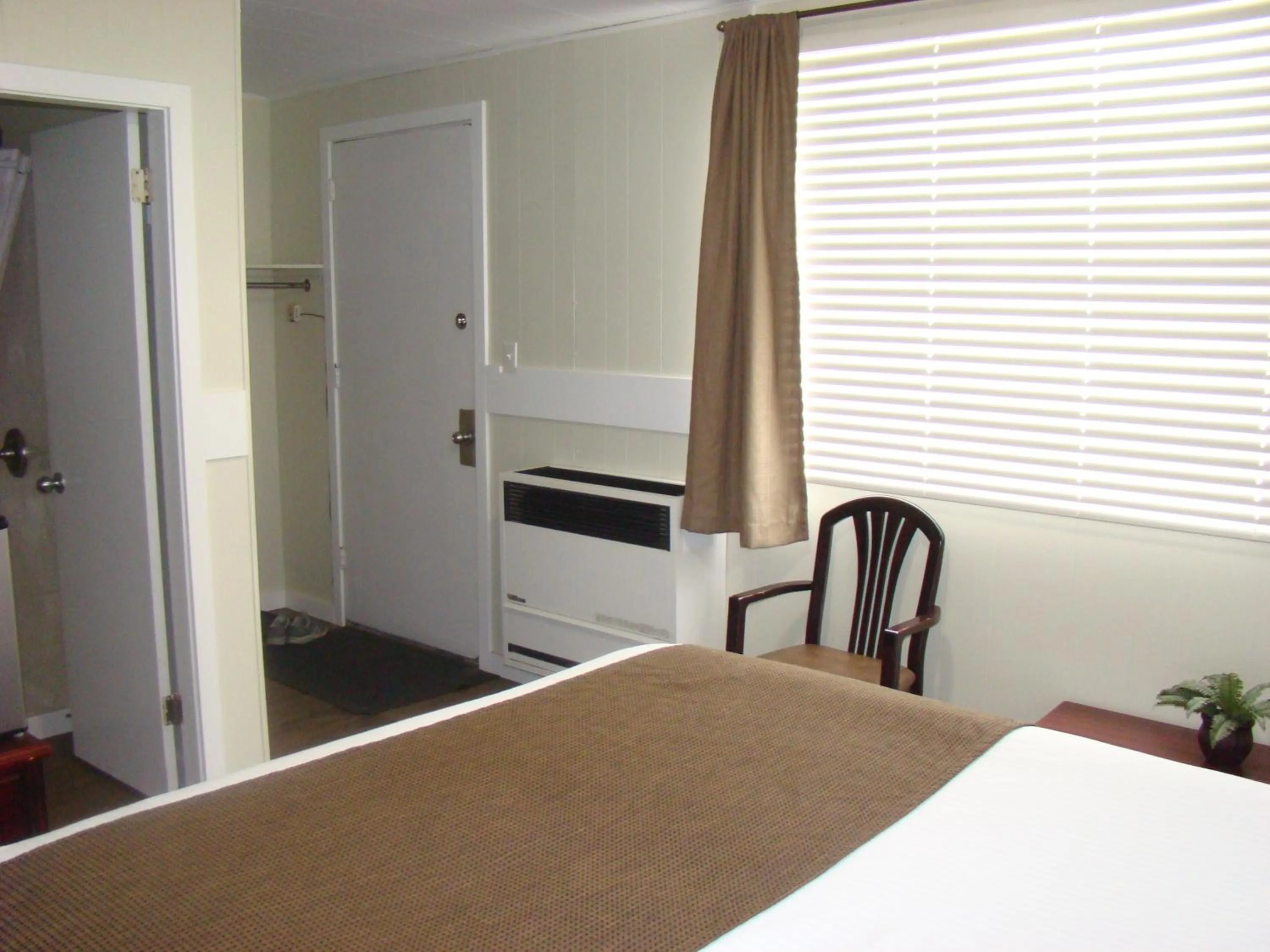 Bedroom, Bed in Paddock Inn