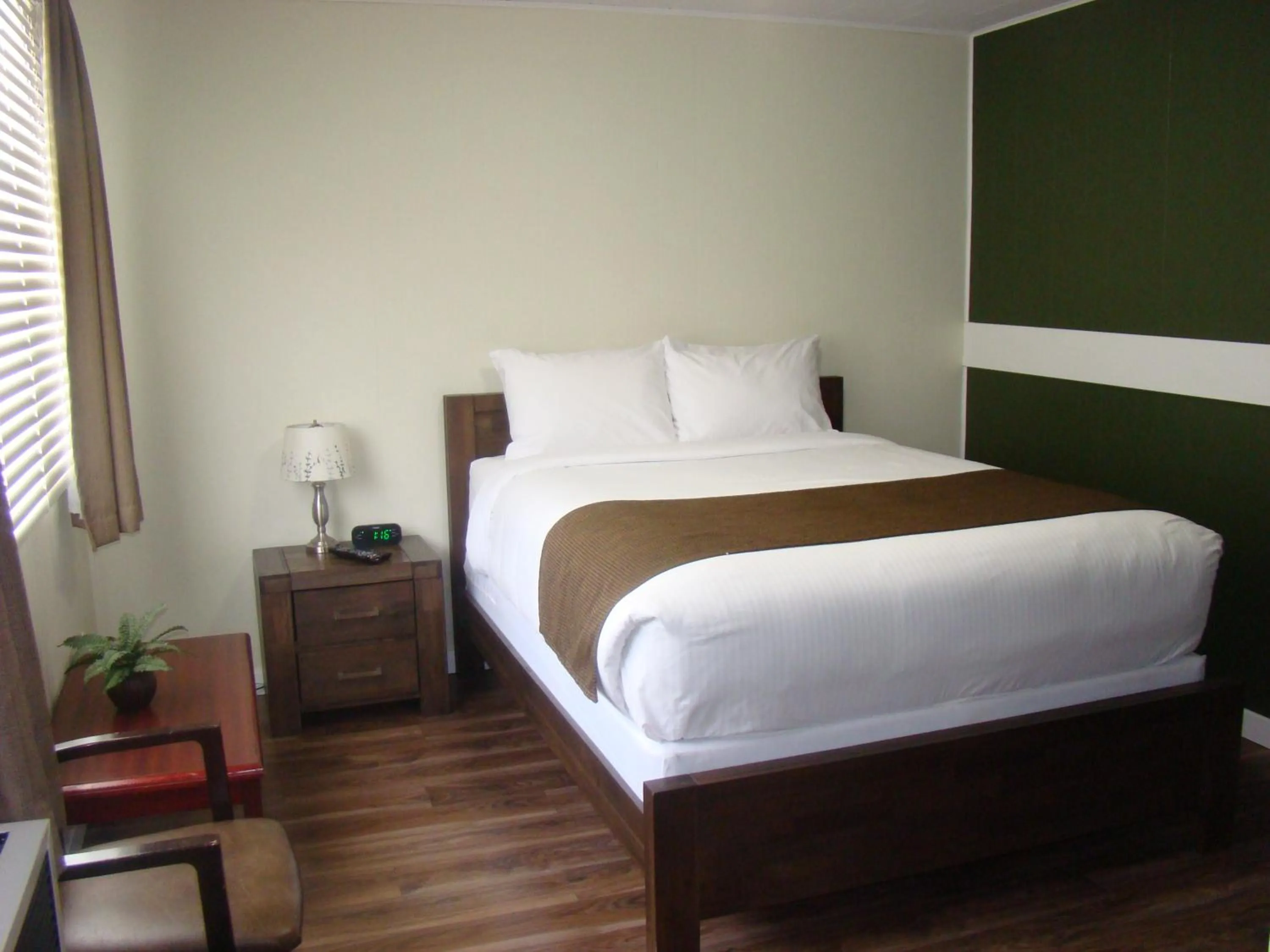 Bedroom, Bed in Paddock Inn