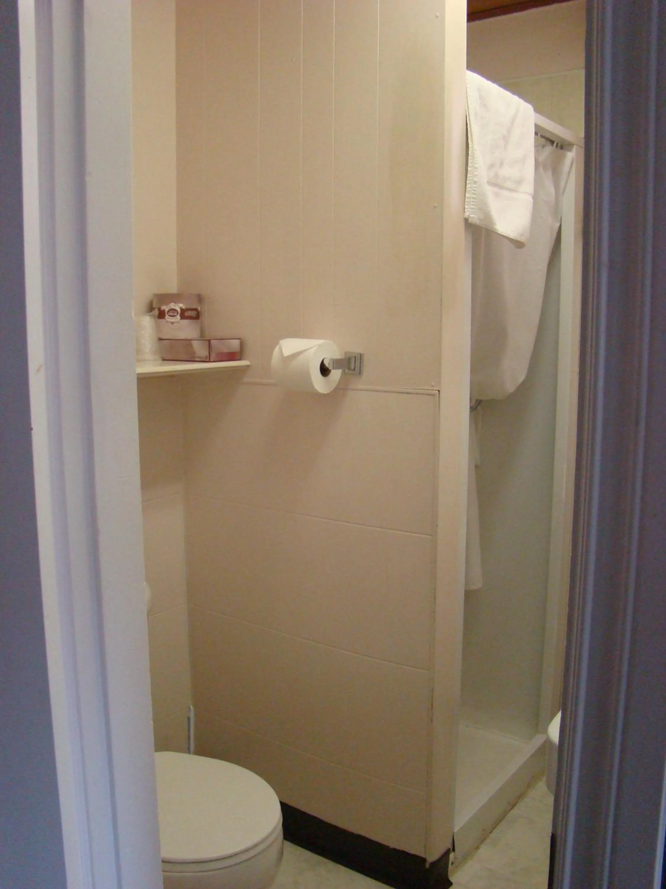 Bathroom in Paddock Inn