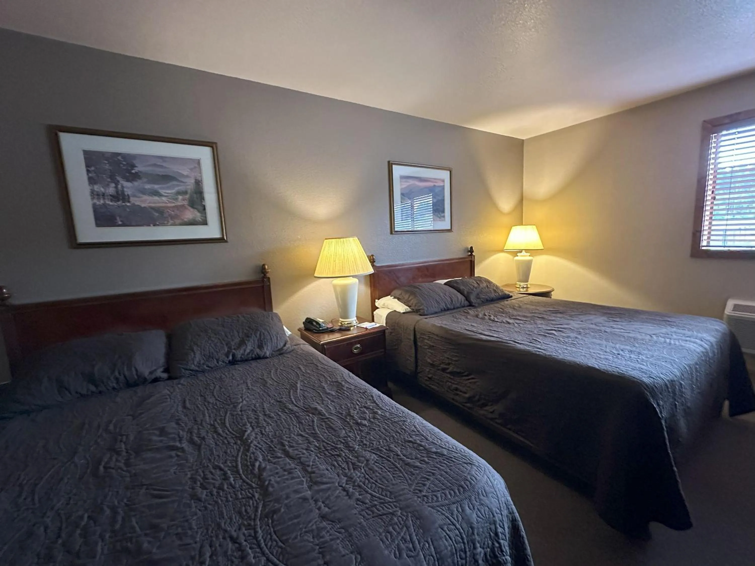 Bed in Timber Lodge Inn