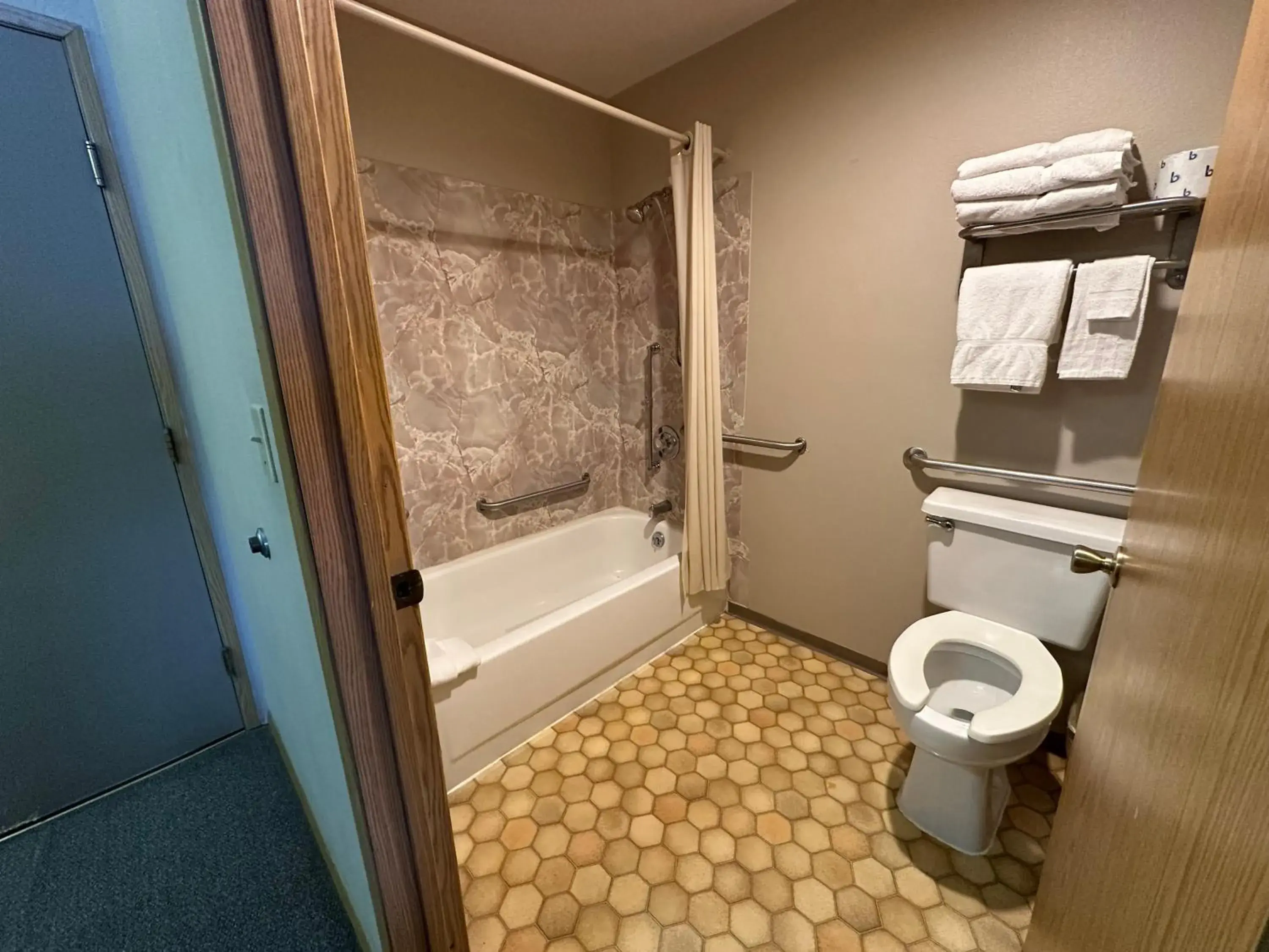 Double Room - Disability Access in Timber Lodge Inn Double Room - Disability Access in Timber Lodge Inn