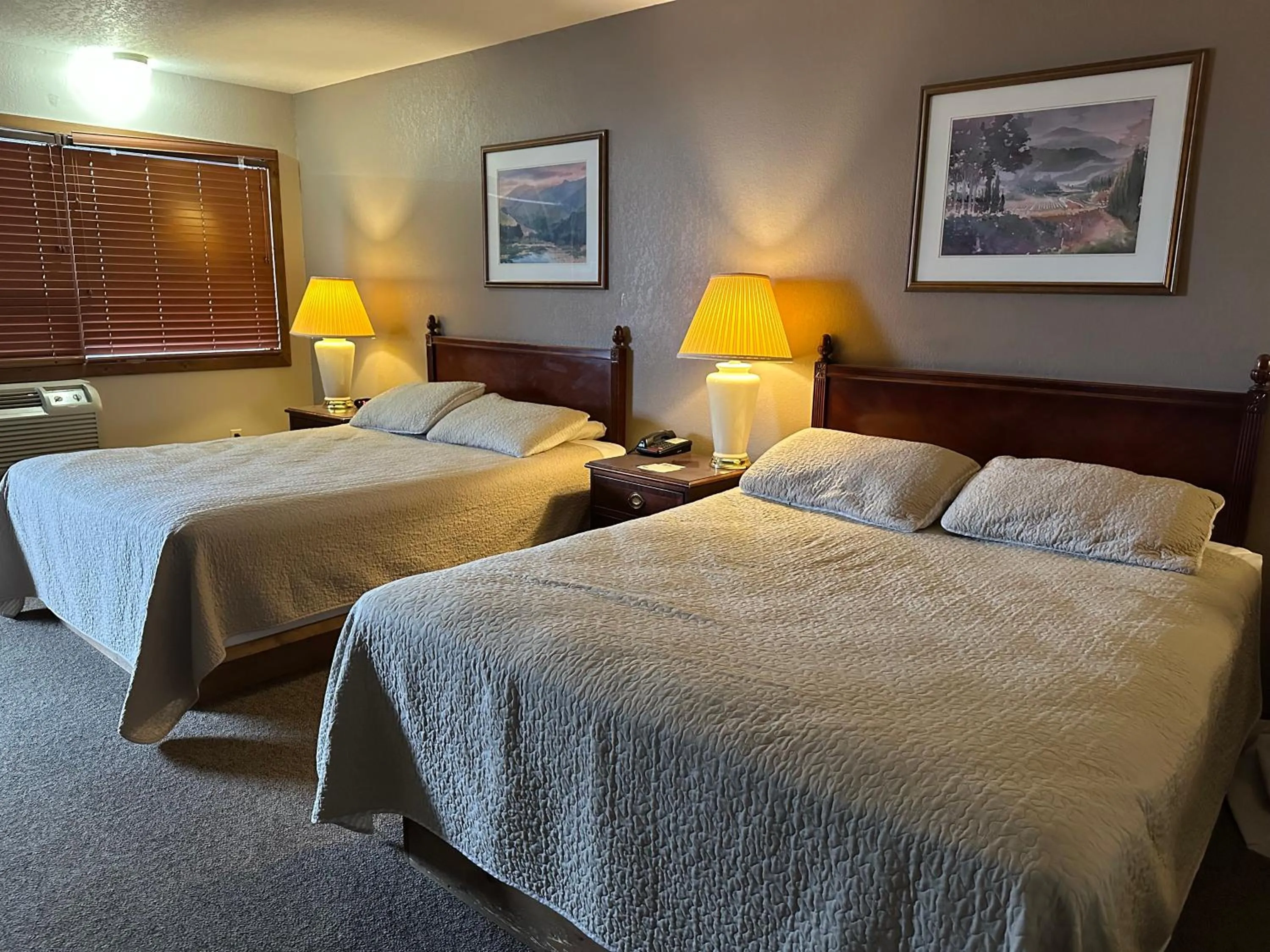 Bed in Timber Lodge Inn