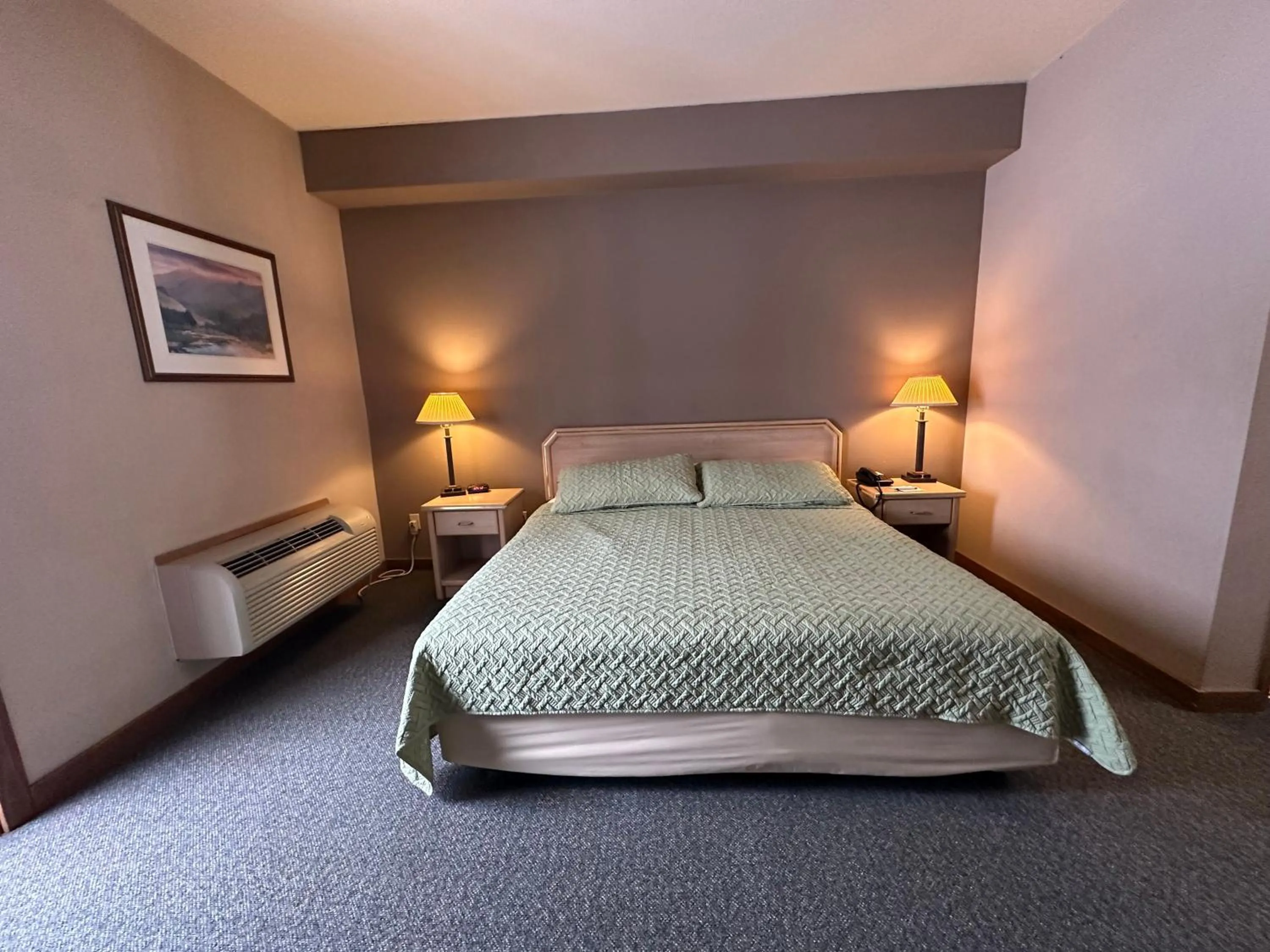 Bed in Timber Lodge Inn