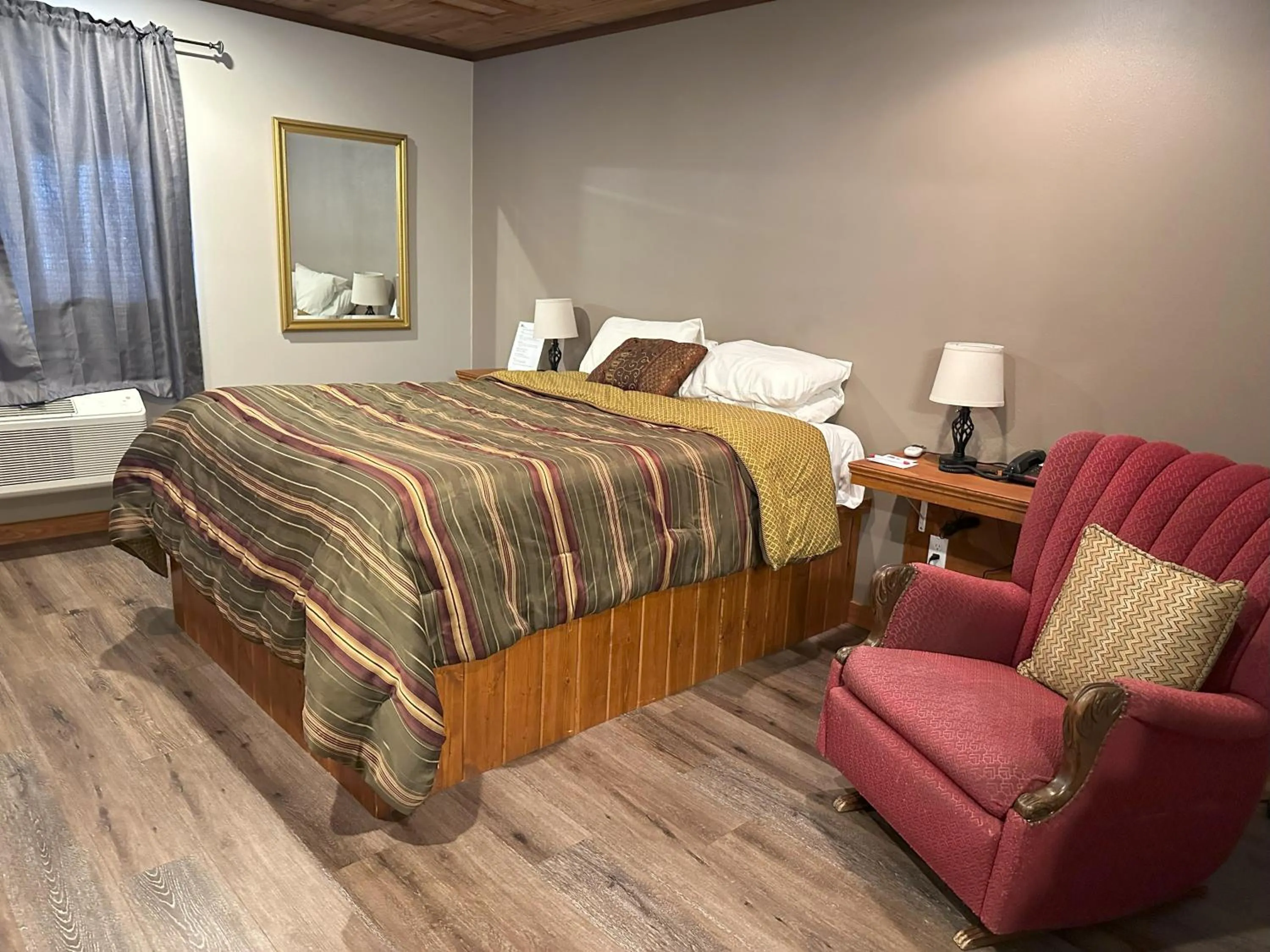Bed in Timber Lodge Inn