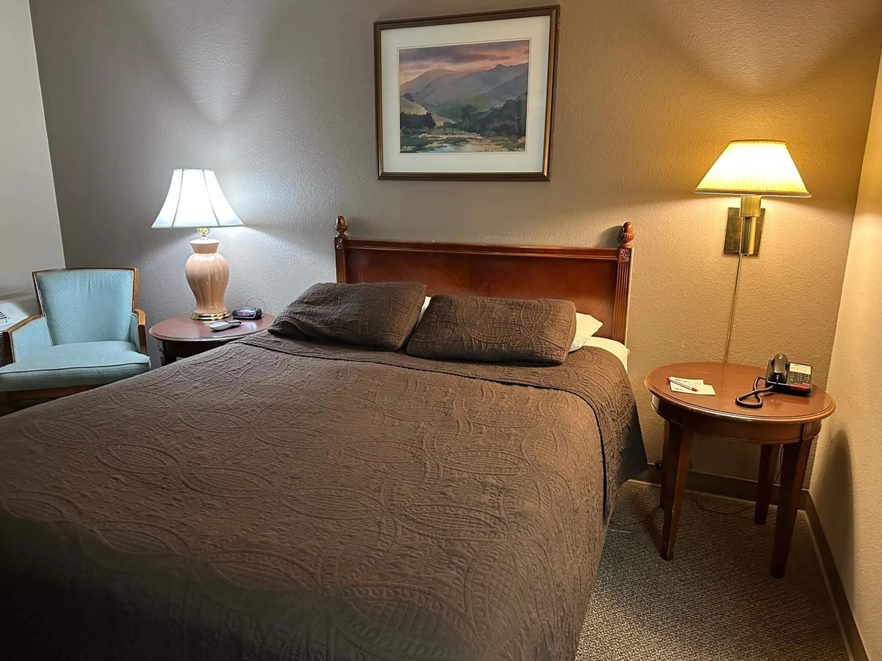 Bed in Timber Lodge Inn