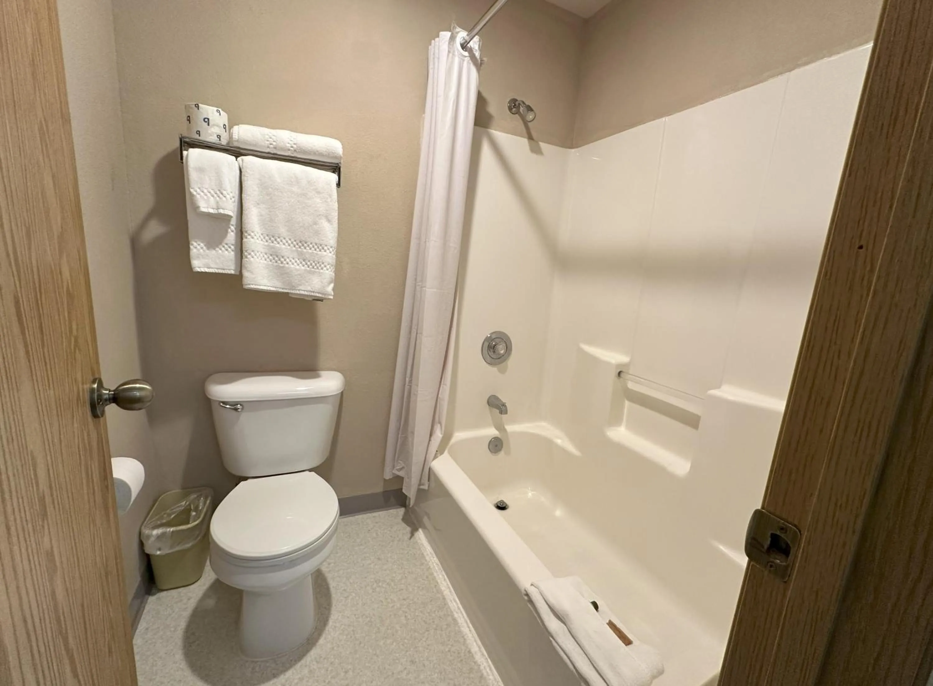 Shower in Timber Lodge Inn