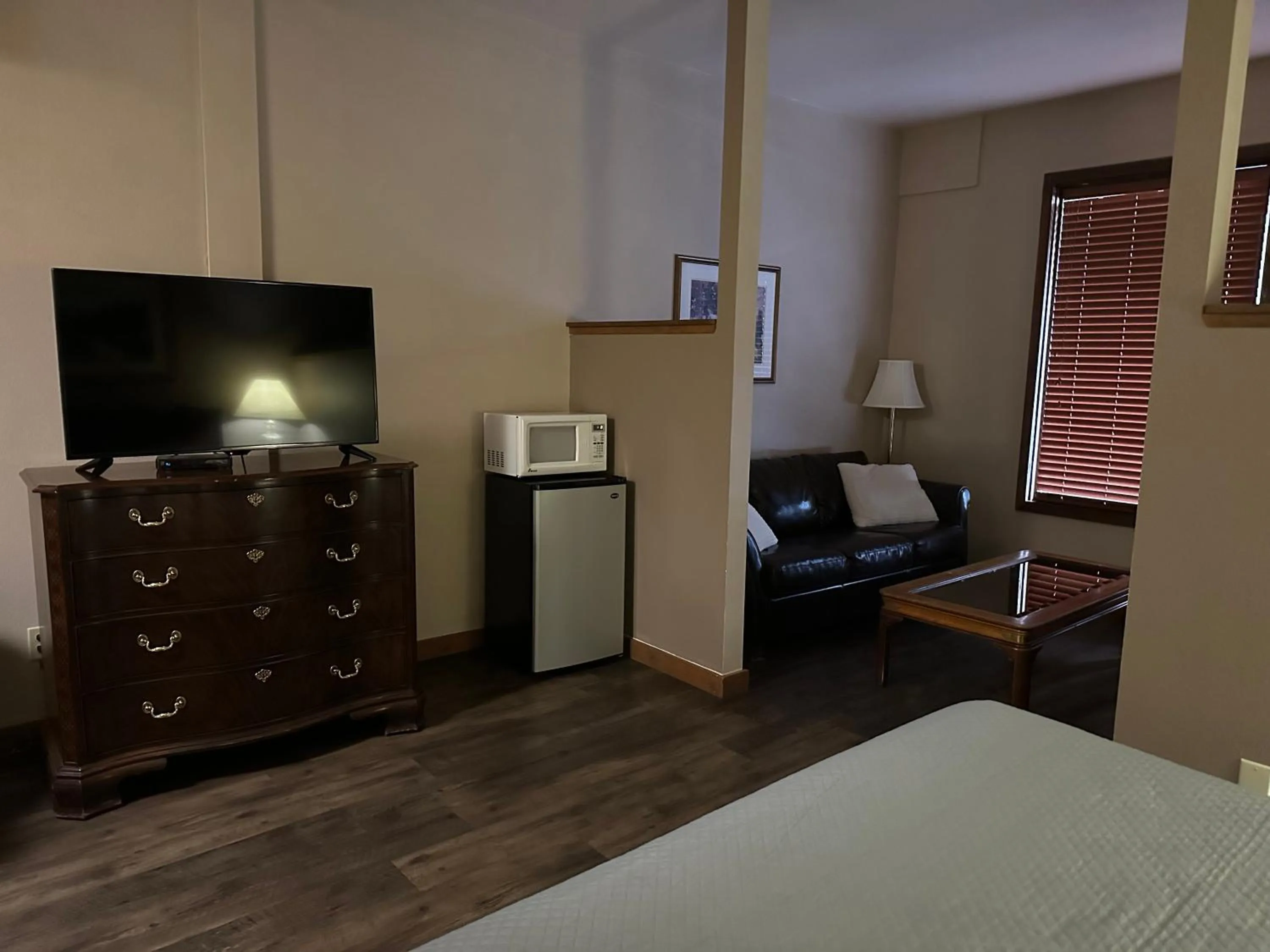 TV and multimedia, Bed in Timber Lodge Inn