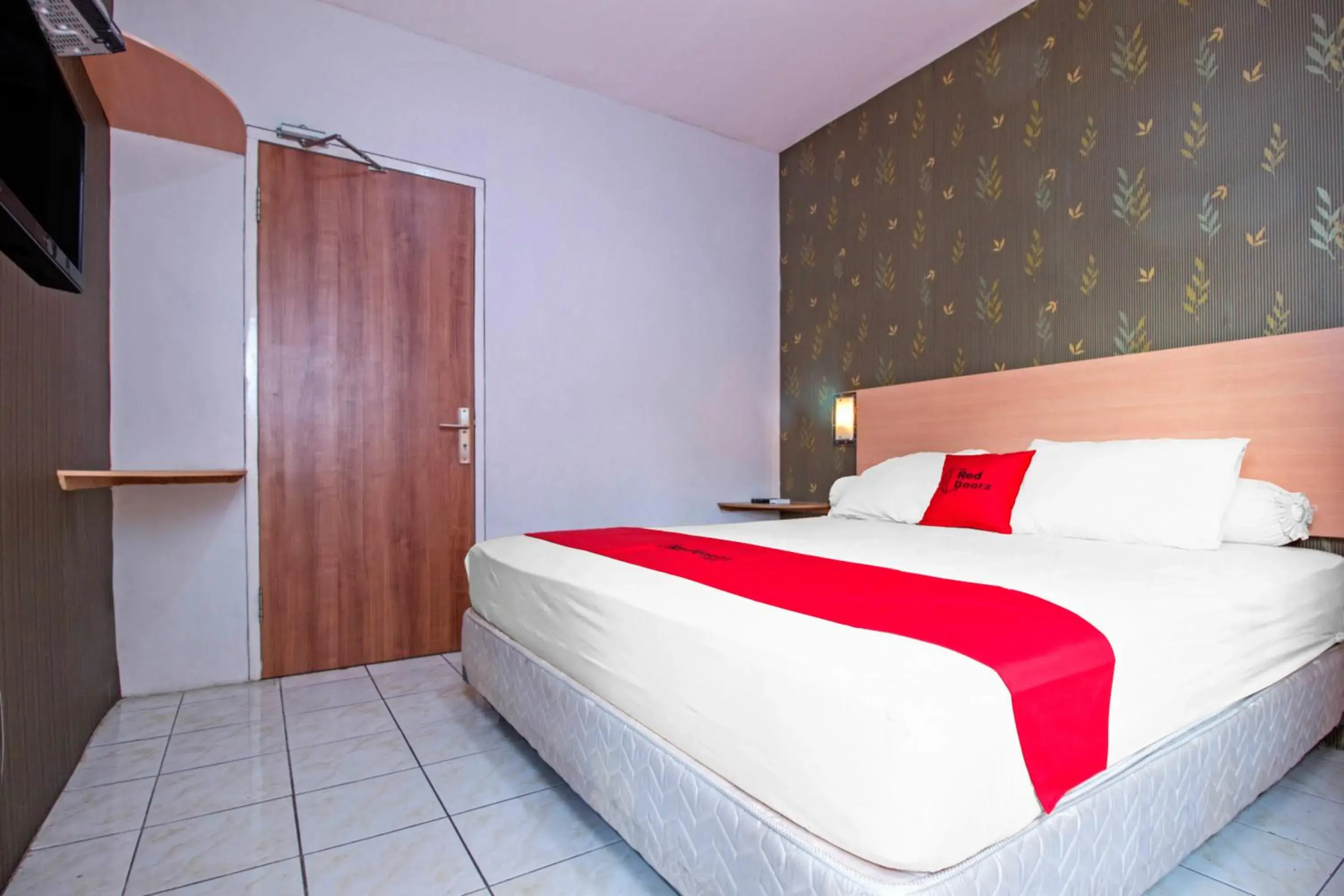 Family Room in RedDoorz Syariah near BTC Fashion Mall Family Room in RedDoorz Syariah near BTC Fashion Mall