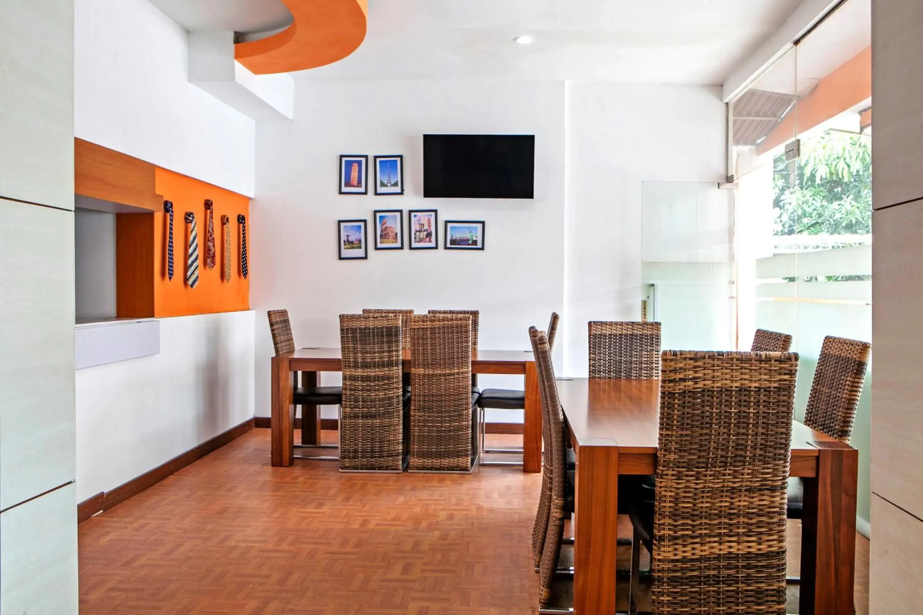 Restaurant/places to eat in RedDoorz Syariah near BTC Fashion Mall Restaurant/places to eat in RedDoorz Syariah near BTC Fashion Mall