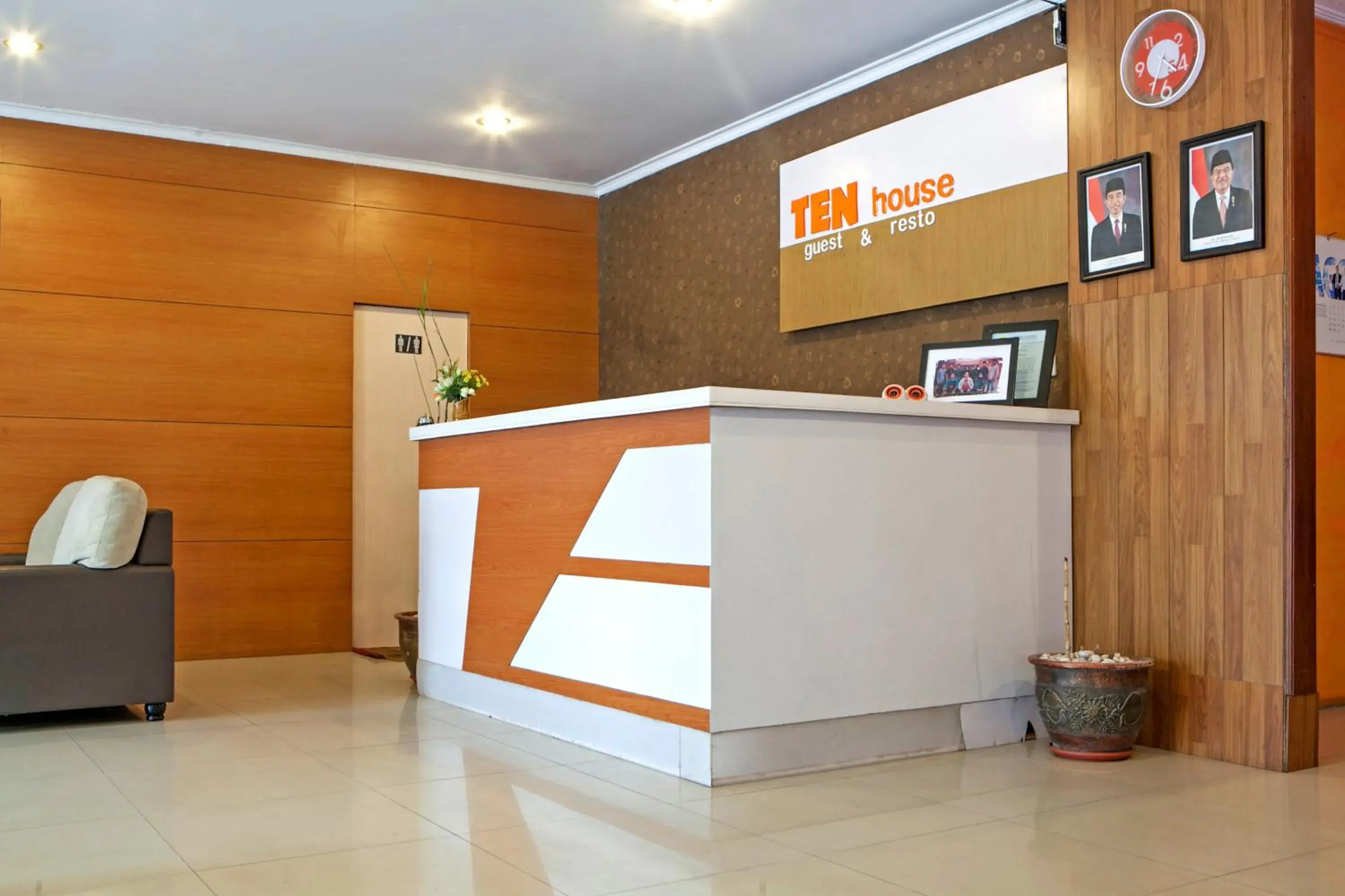 Lobby or reception in RedDoorz Syariah near BTC Fashion Mall Lobby or reception in RedDoorz Syariah near BTC Fashion Mall