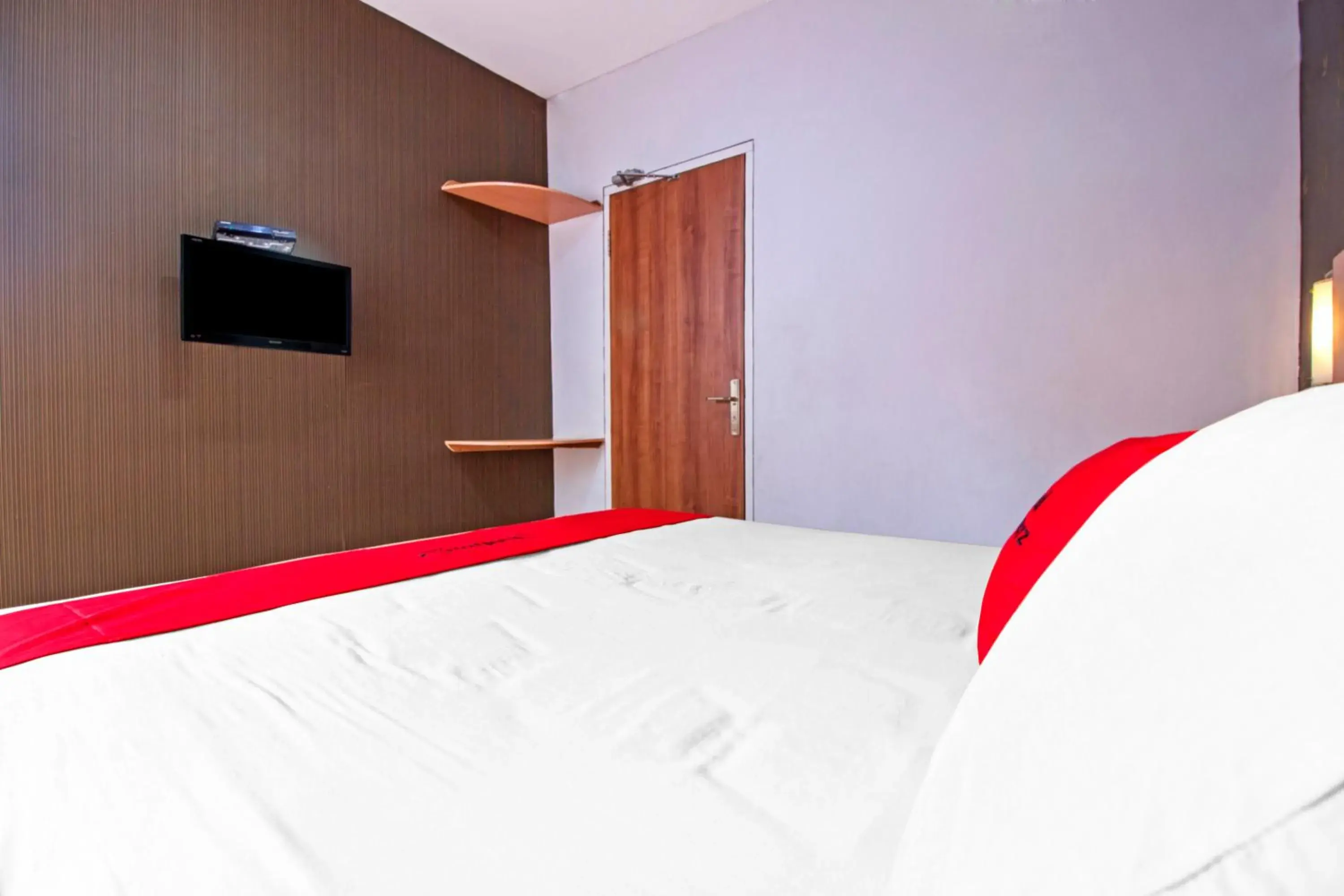 Bed in RedDoorz Syariah near BTC Fashion Mall Bed in RedDoorz Syariah near BTC Fashion Mall