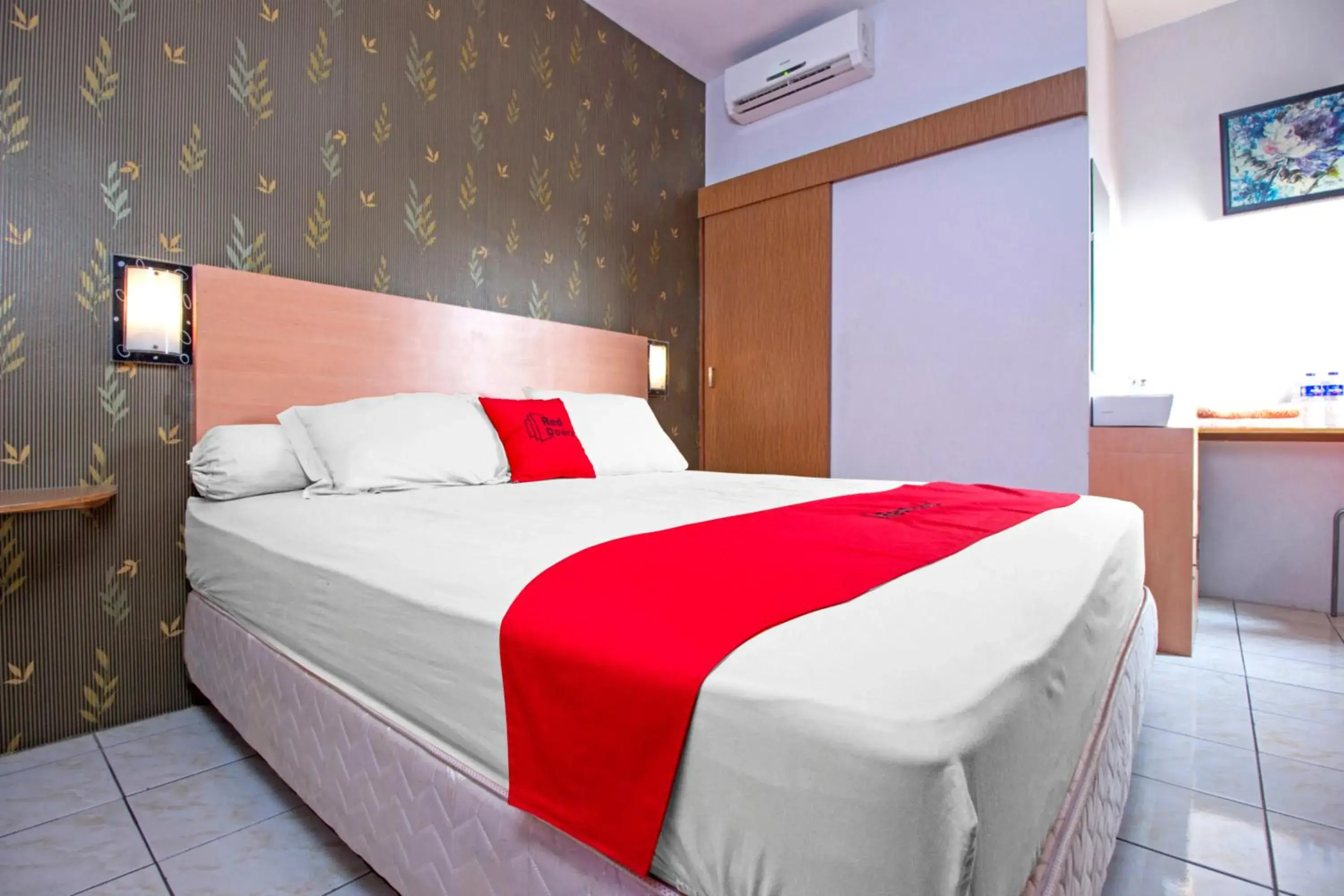 Bed in RedDoorz Syariah near BTC Fashion Mall Bed in RedDoorz Syariah near BTC Fashion Mall