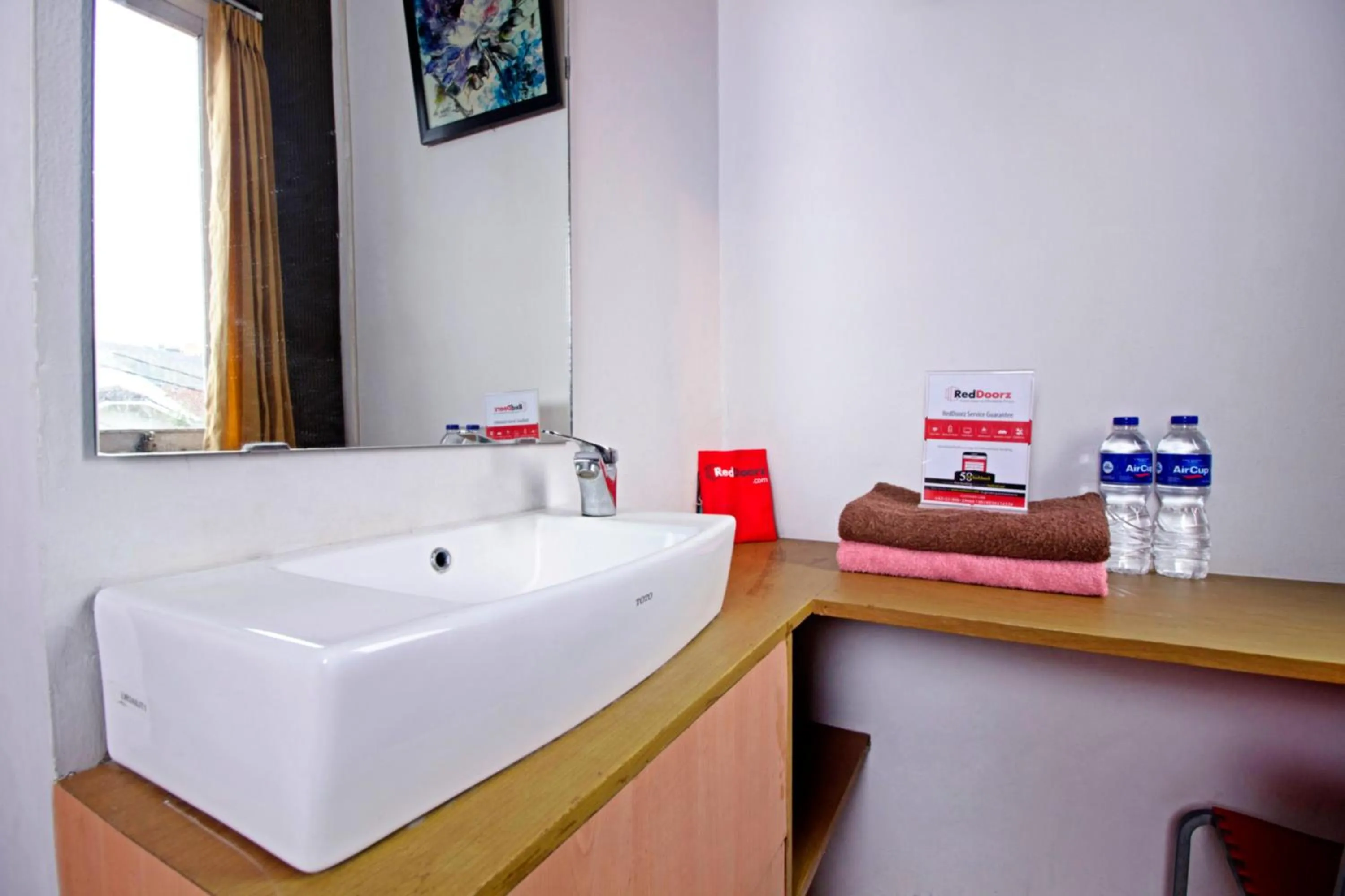 Bathroom, Bed in RedDoorz Syariah near BTC Fashion Mall