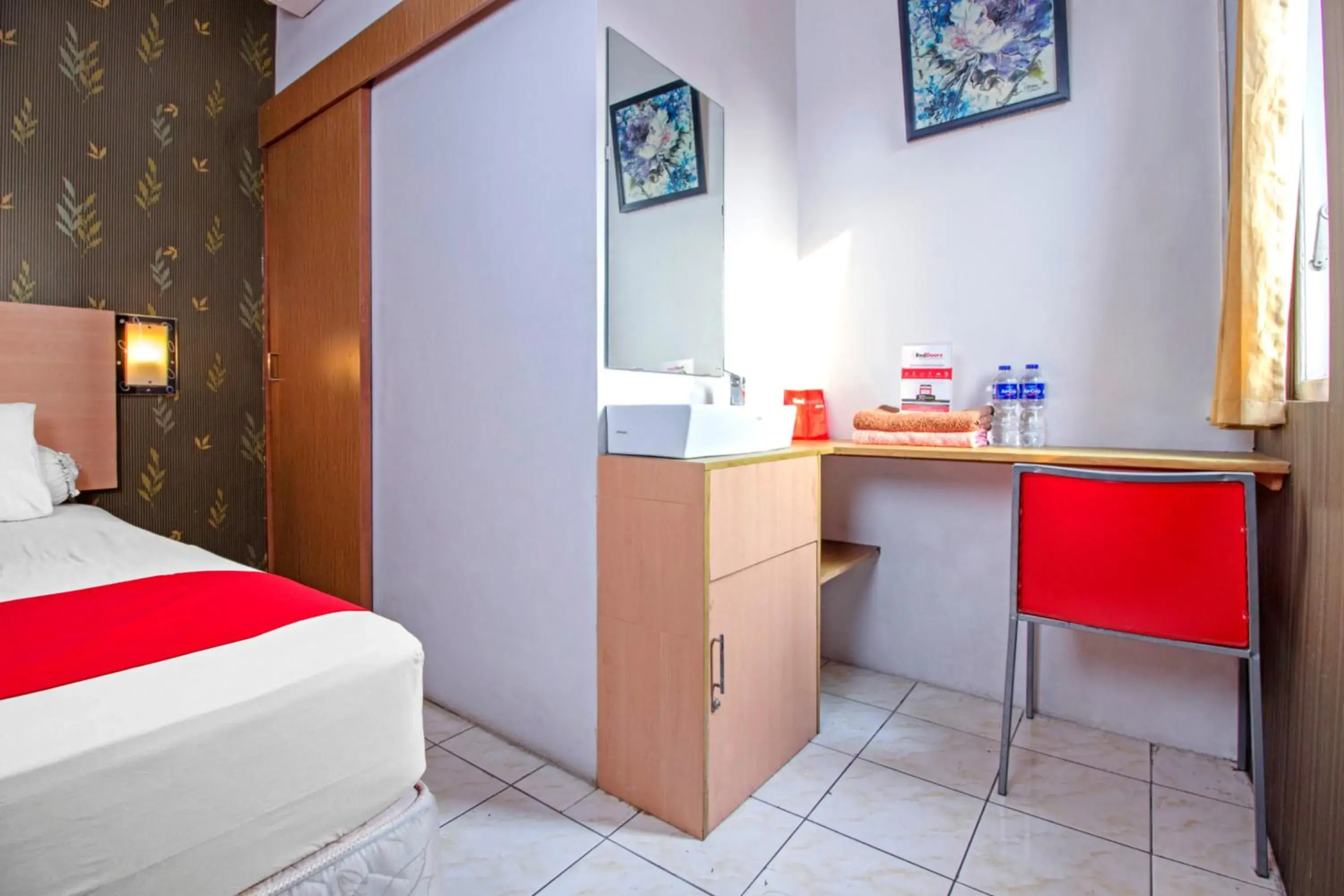 Twin Room in RedDoorz Syariah near BTC Fashion Mall Twin Room in RedDoorz Syariah near BTC Fashion Mall