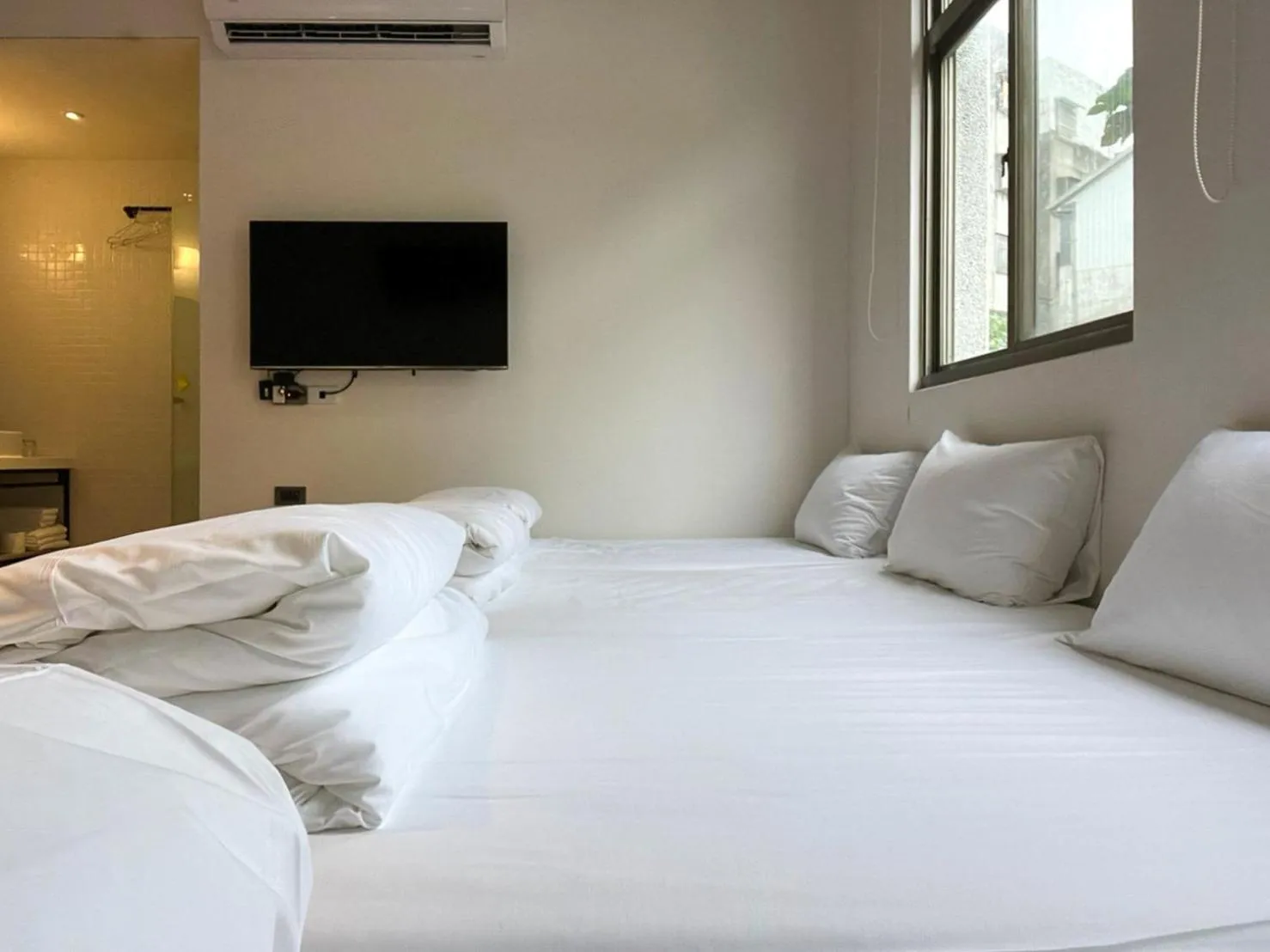 Communal lounge/ TV room, Bed in Light Hostel Hualien