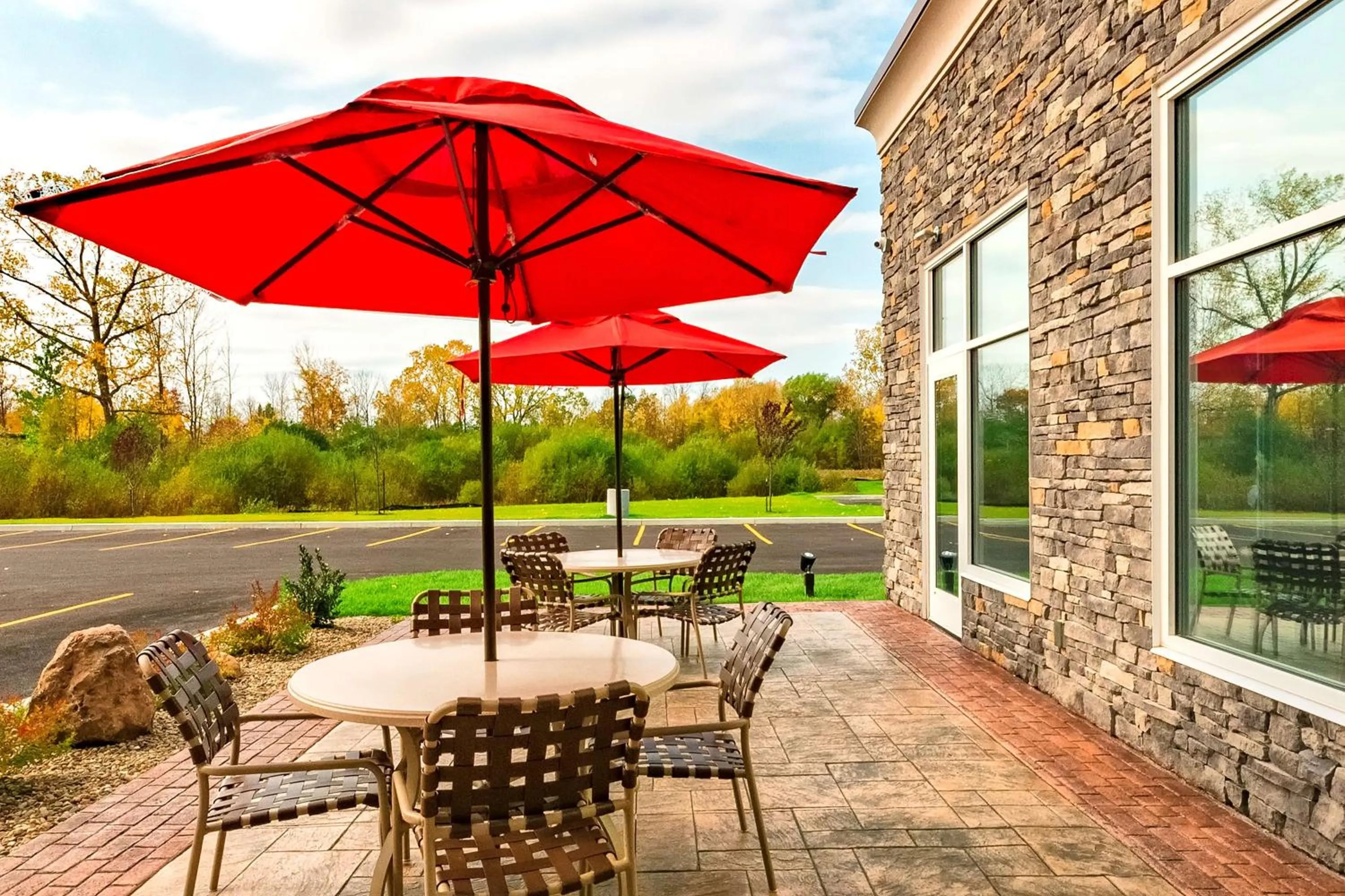 Patio in Hampton Inn Lockport - Buffalo, NY