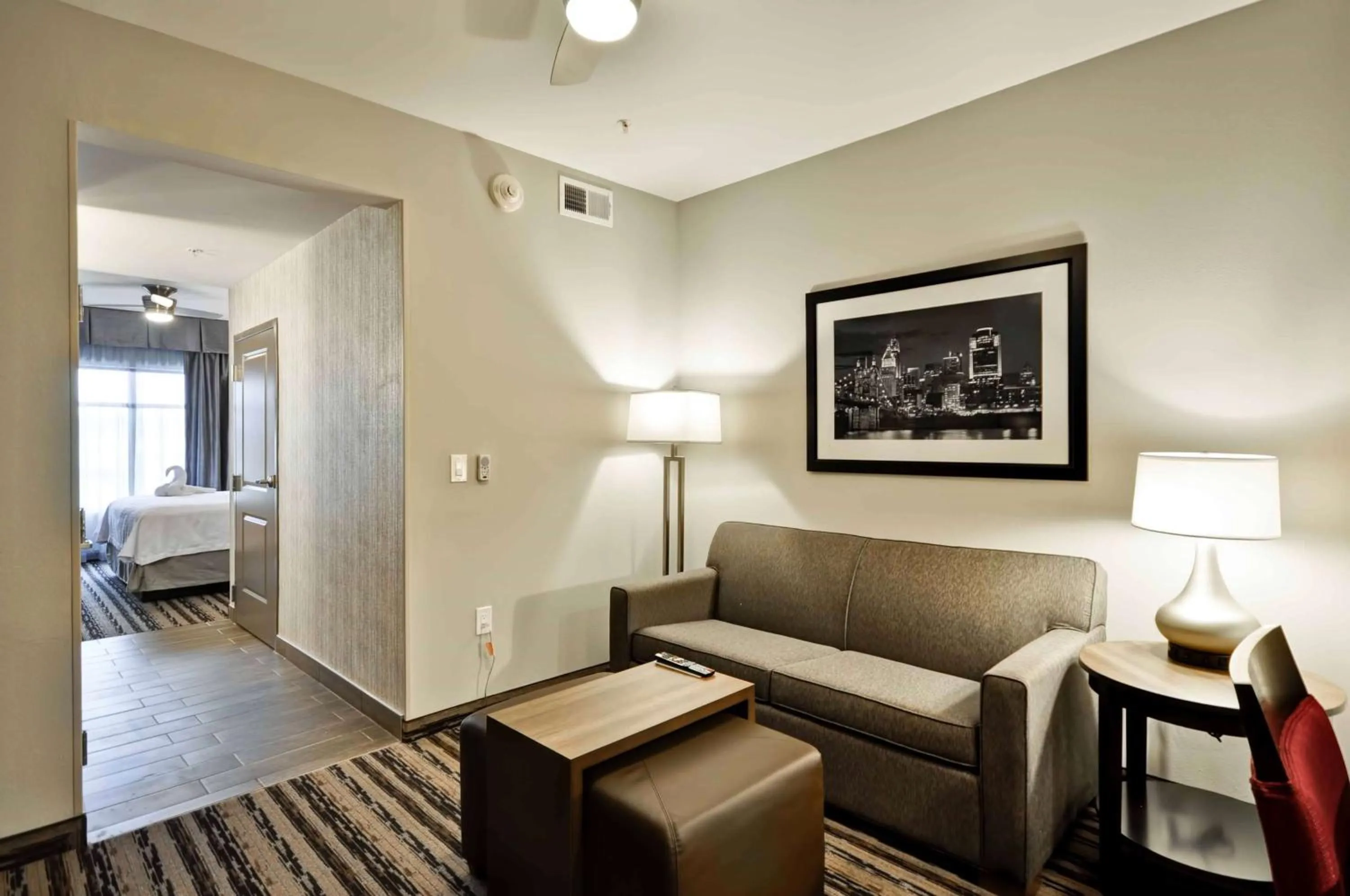 Living room, Bed in Homewood Suites by Hilton Cincinnati/West Chester