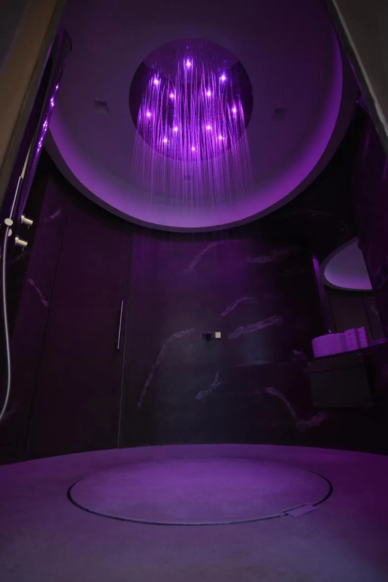 Shower in La Residenza del Monaco bianco