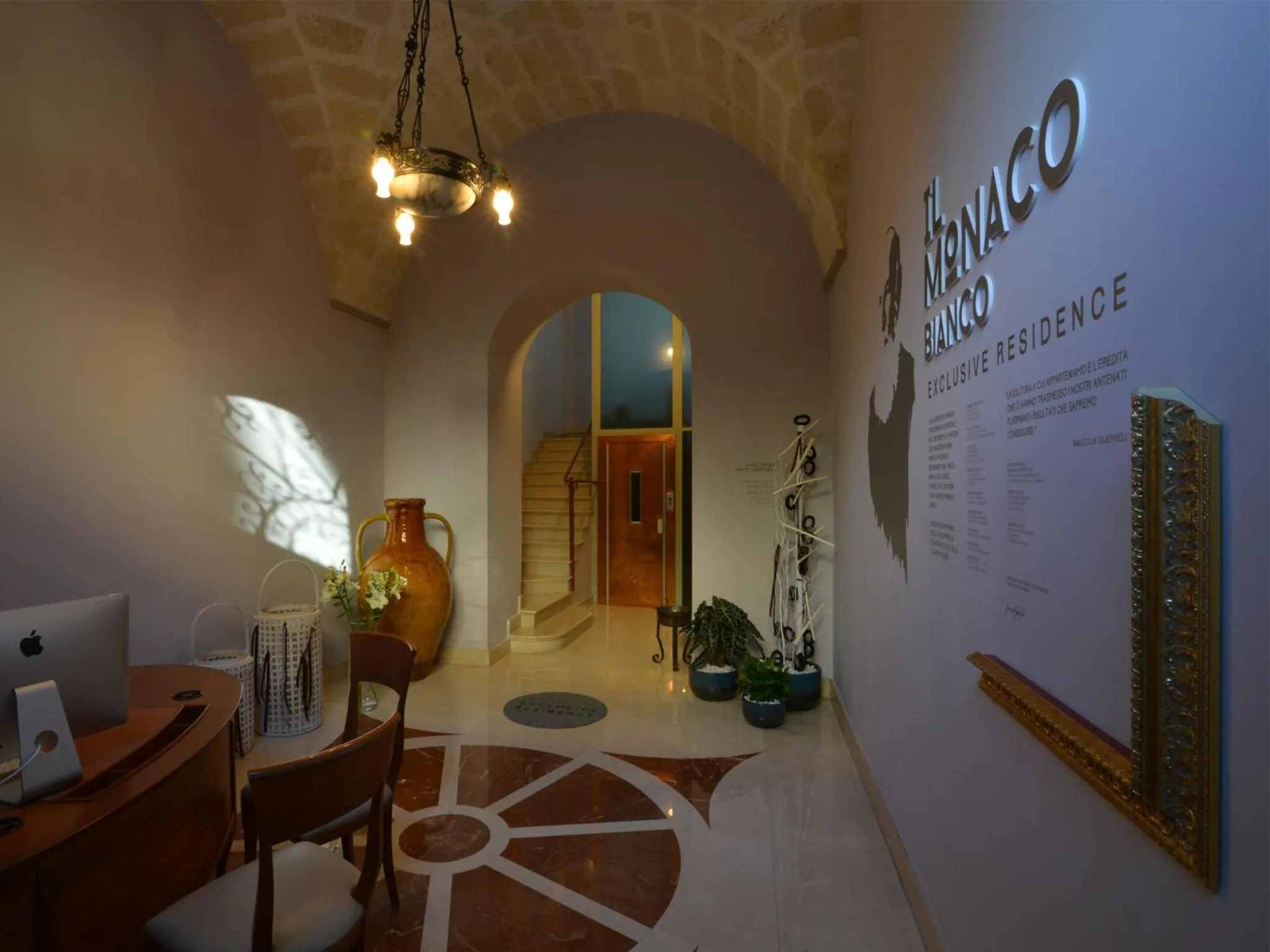 Facade/entrance in La Residenza del Monaco bianco