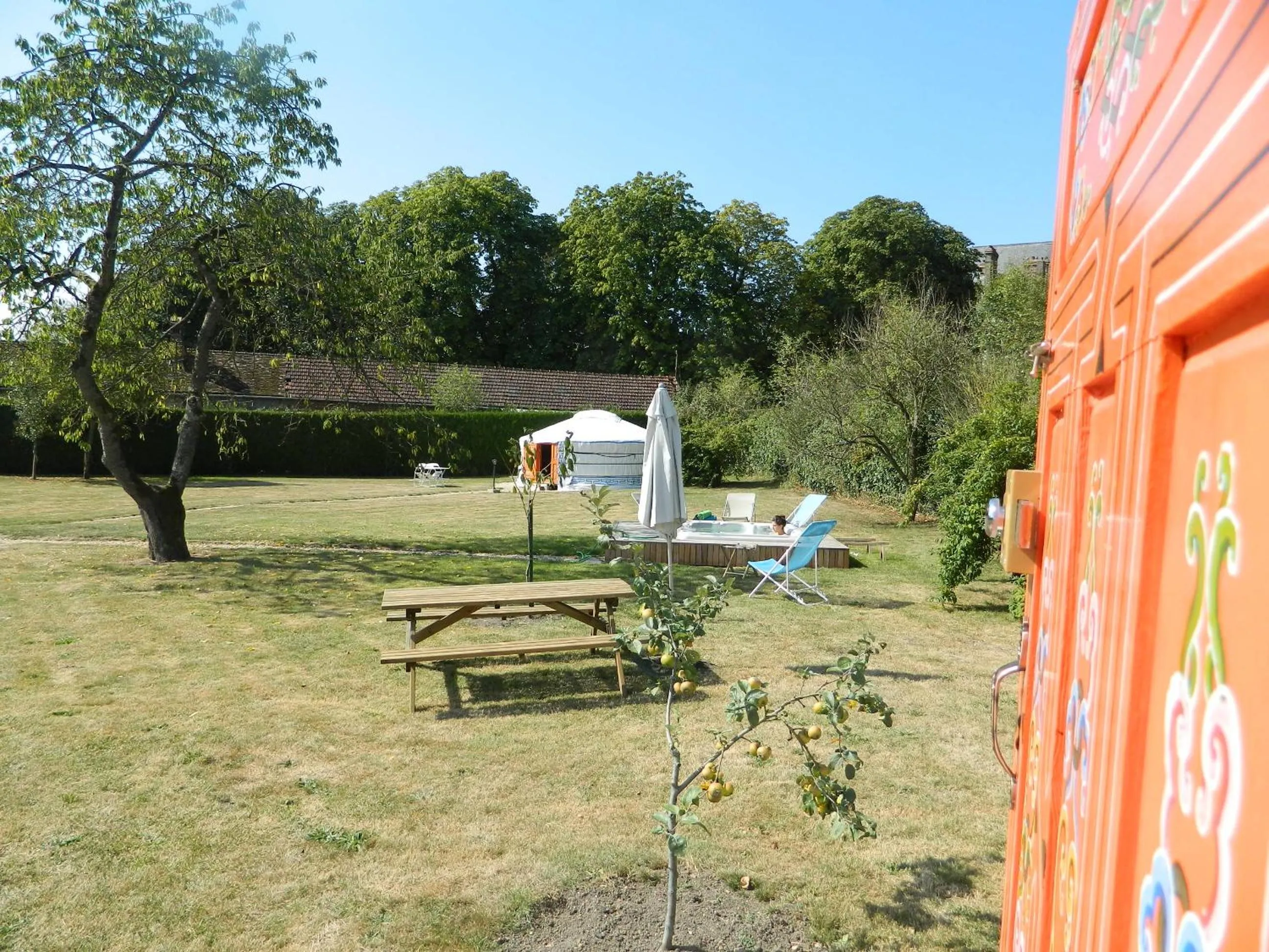 Spring in Le Village des Templiers