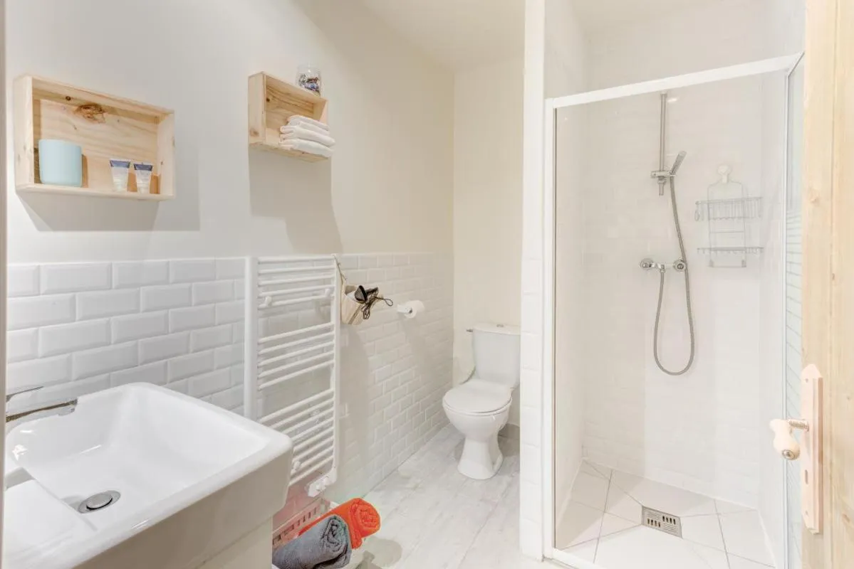 Shower in Le Village des Templiers