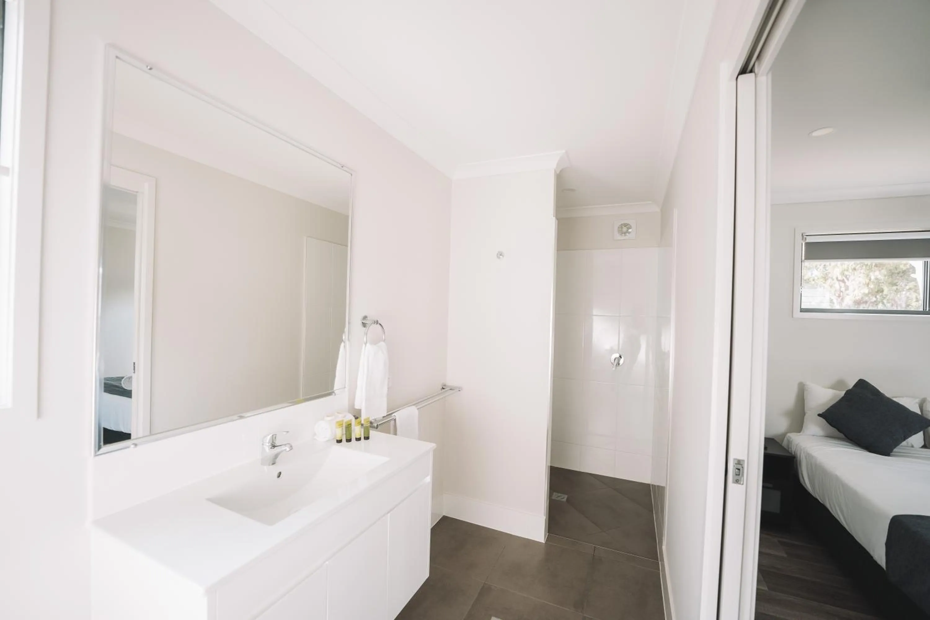 Bathroom, Bed in BIG4 Rainbow Beach Holiday Park