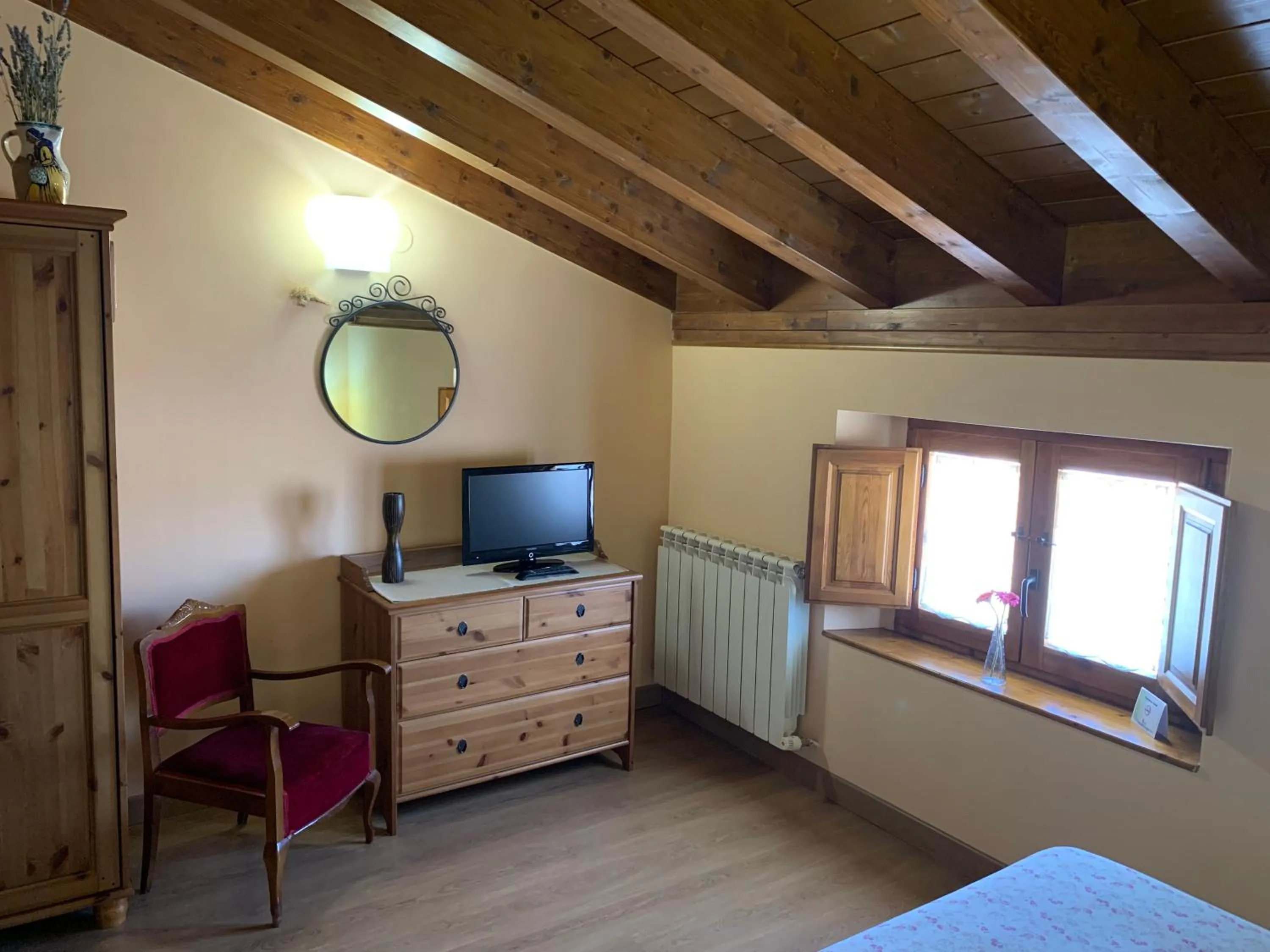 Photo of the whole room in La Cabala de Ibeas