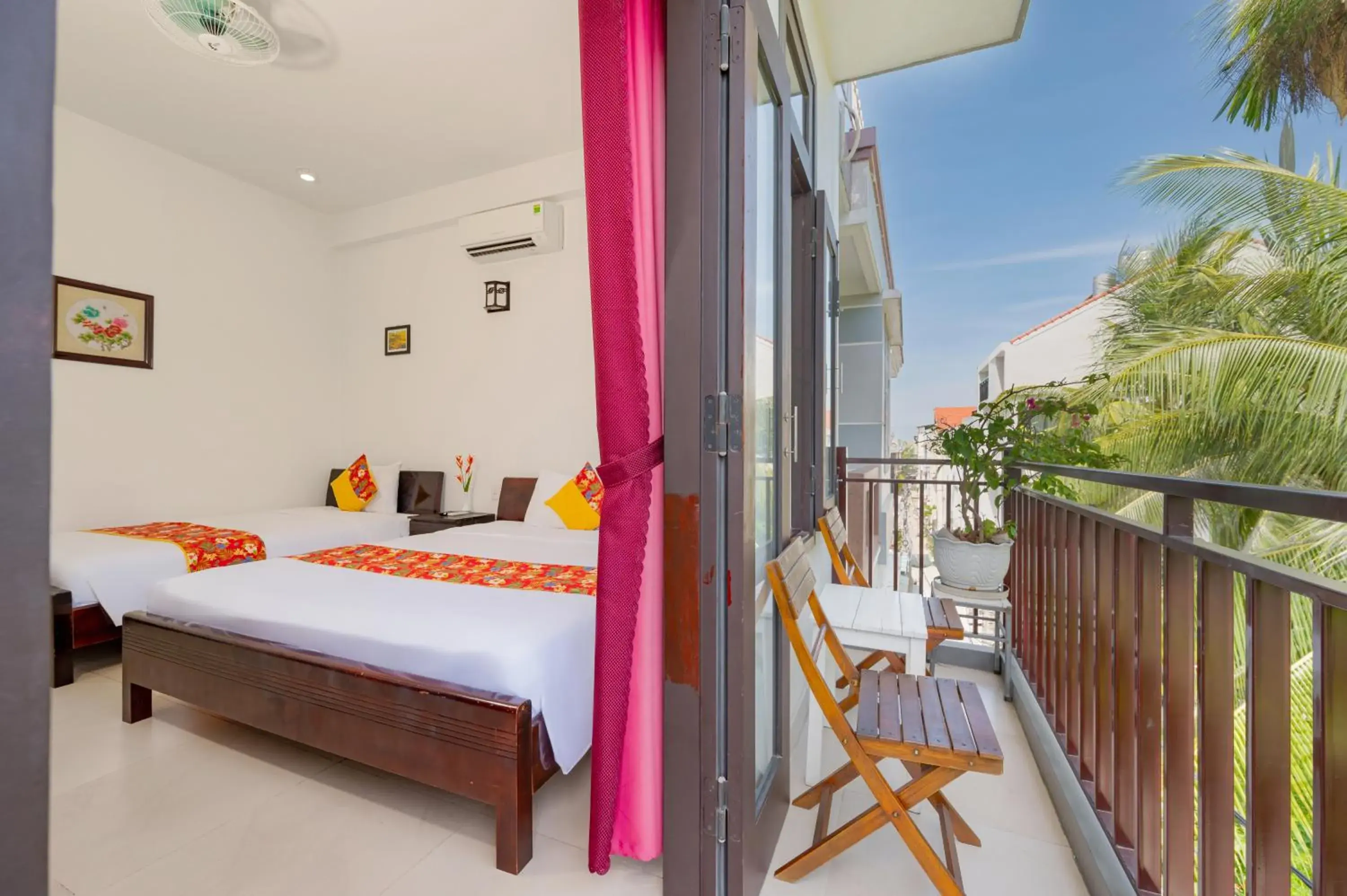 Double or Twin Room with Balcony in Quynh Chau Homestay Hội An Double or Twin Room with Balcony in Quynh Chau Homestay Hội An