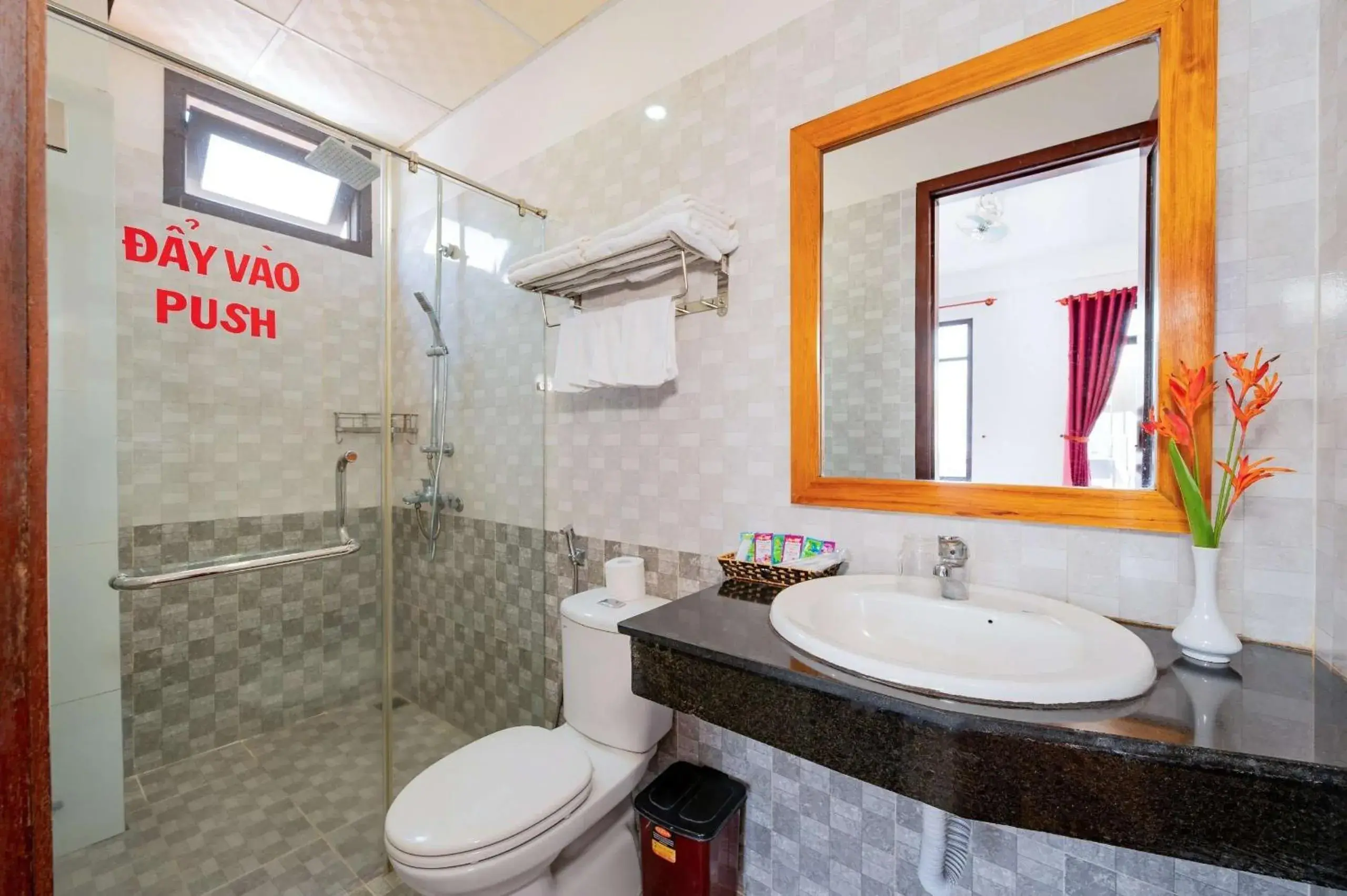 Triple Room with Private Bathroom in Quynh Chau Homestay Hội An Triple Room with Private Bathroom in Quynh Chau Homestay Hội An