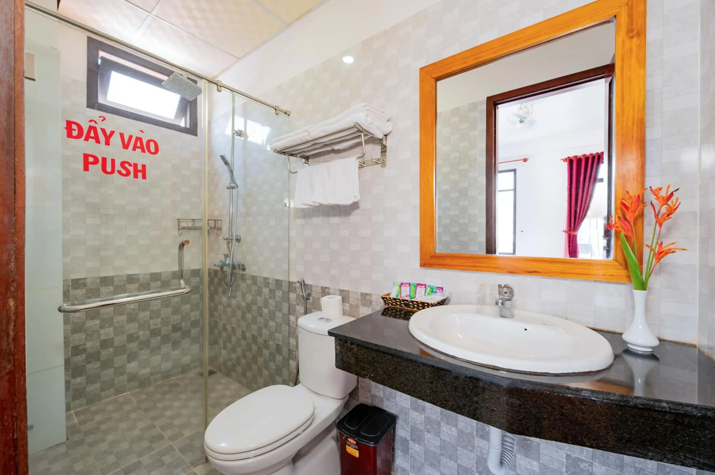 Double or Twin Room with Balcony in Quynh Chau Homestay Hội An Double or Twin Room with Balcony in Quynh Chau Homestay Hội An
