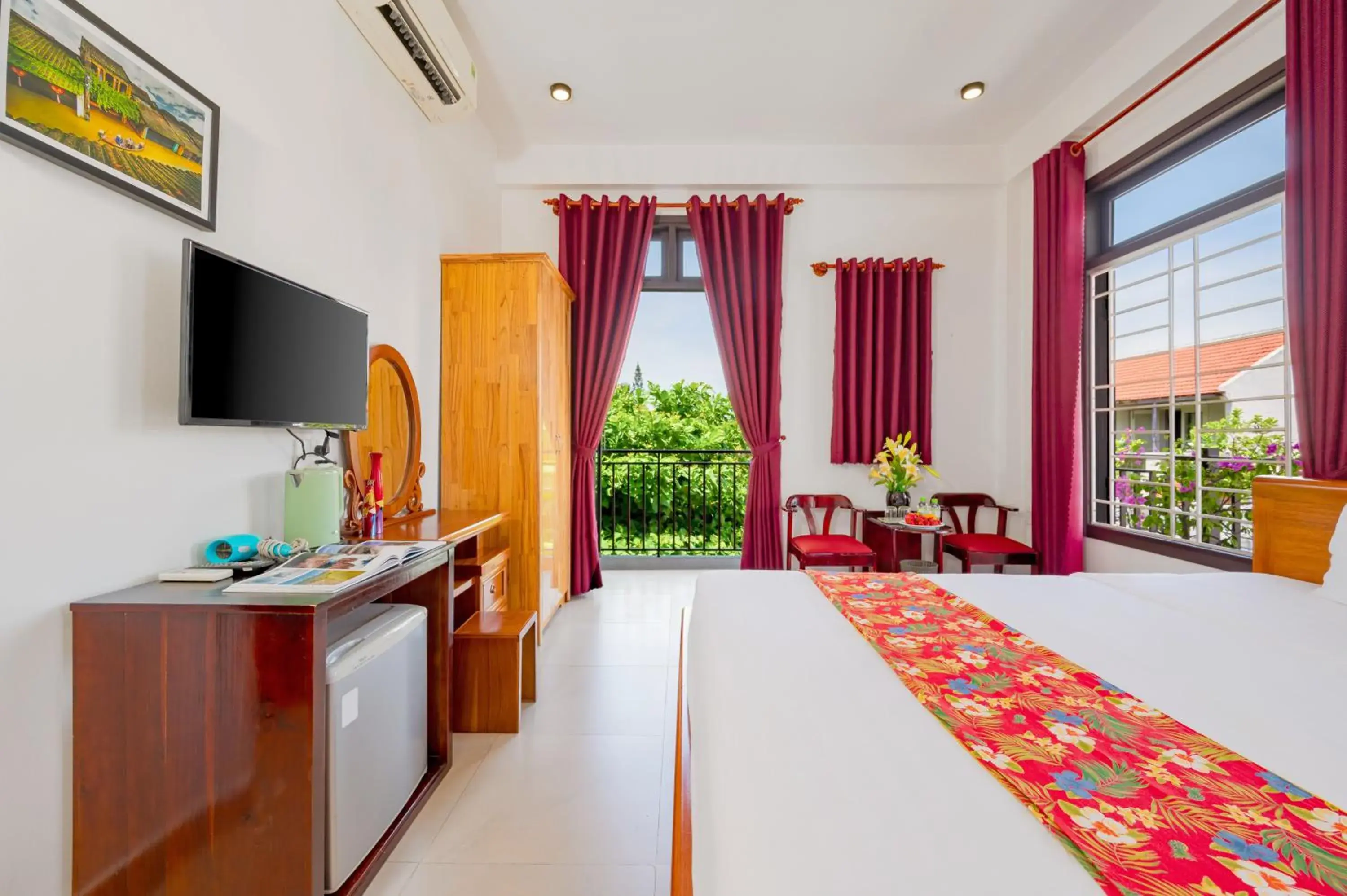 Deluxe King Room with Balcony in Quynh Chau Homestay Hội An Deluxe King Room with Balcony in Quynh Chau Homestay Hội An