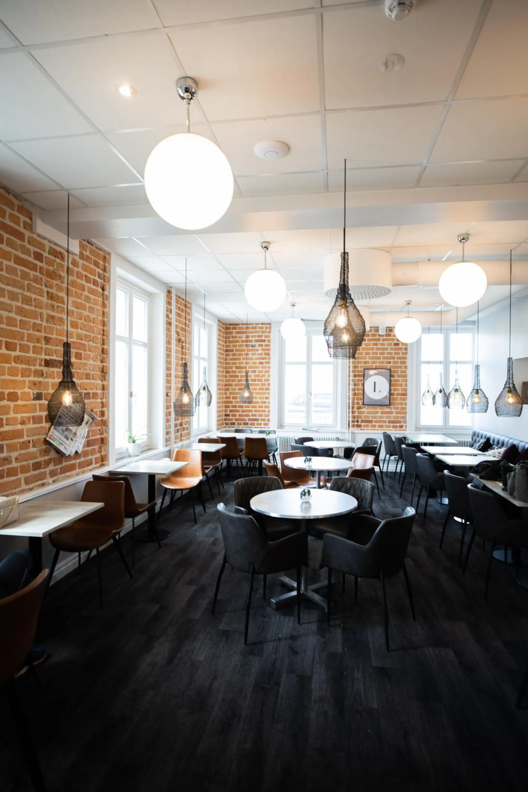 Restaurant/places to eat in Livin Station Hotel