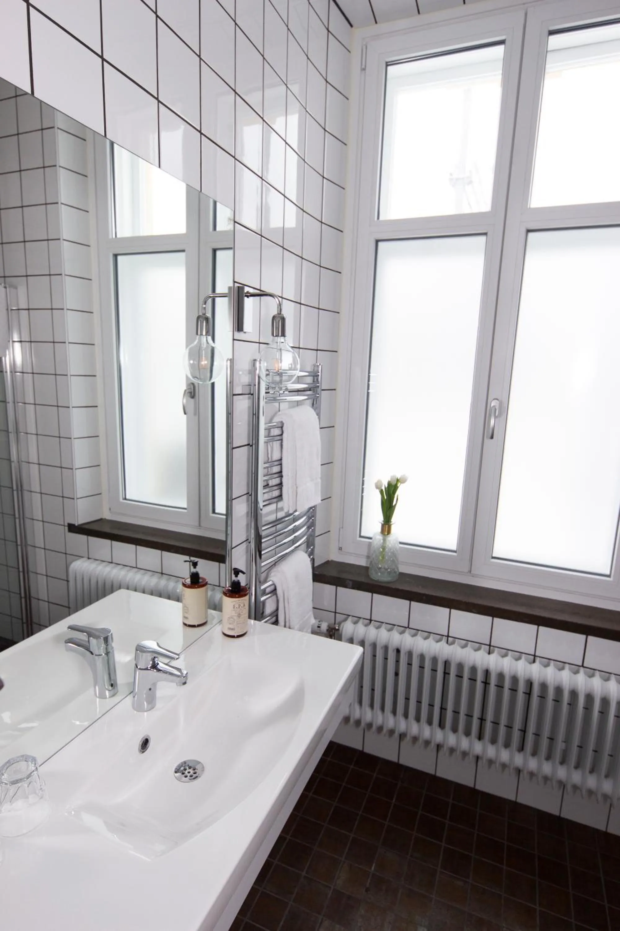 Shower in Livin Station Hotel