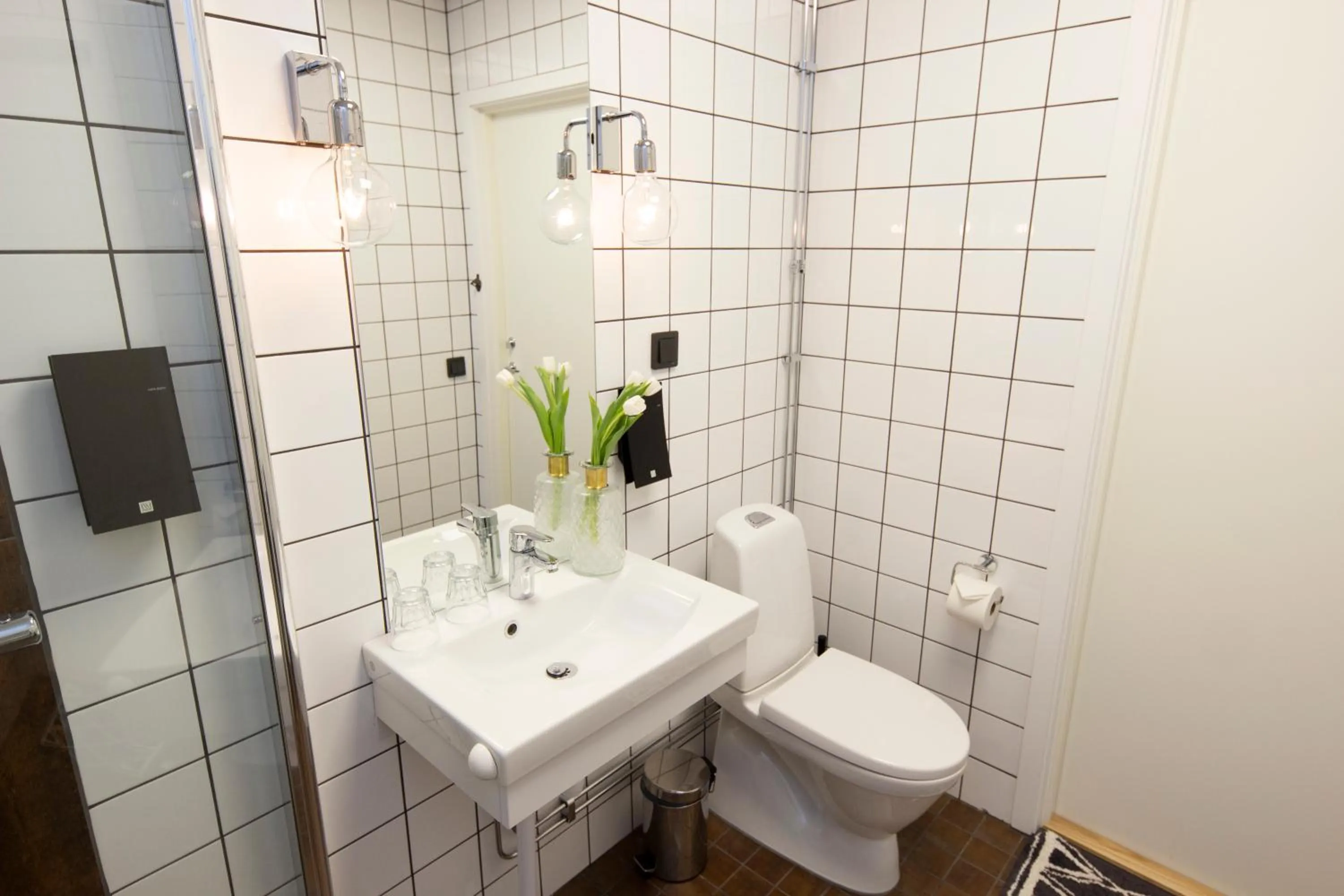 Shower in Livin Station Hotel