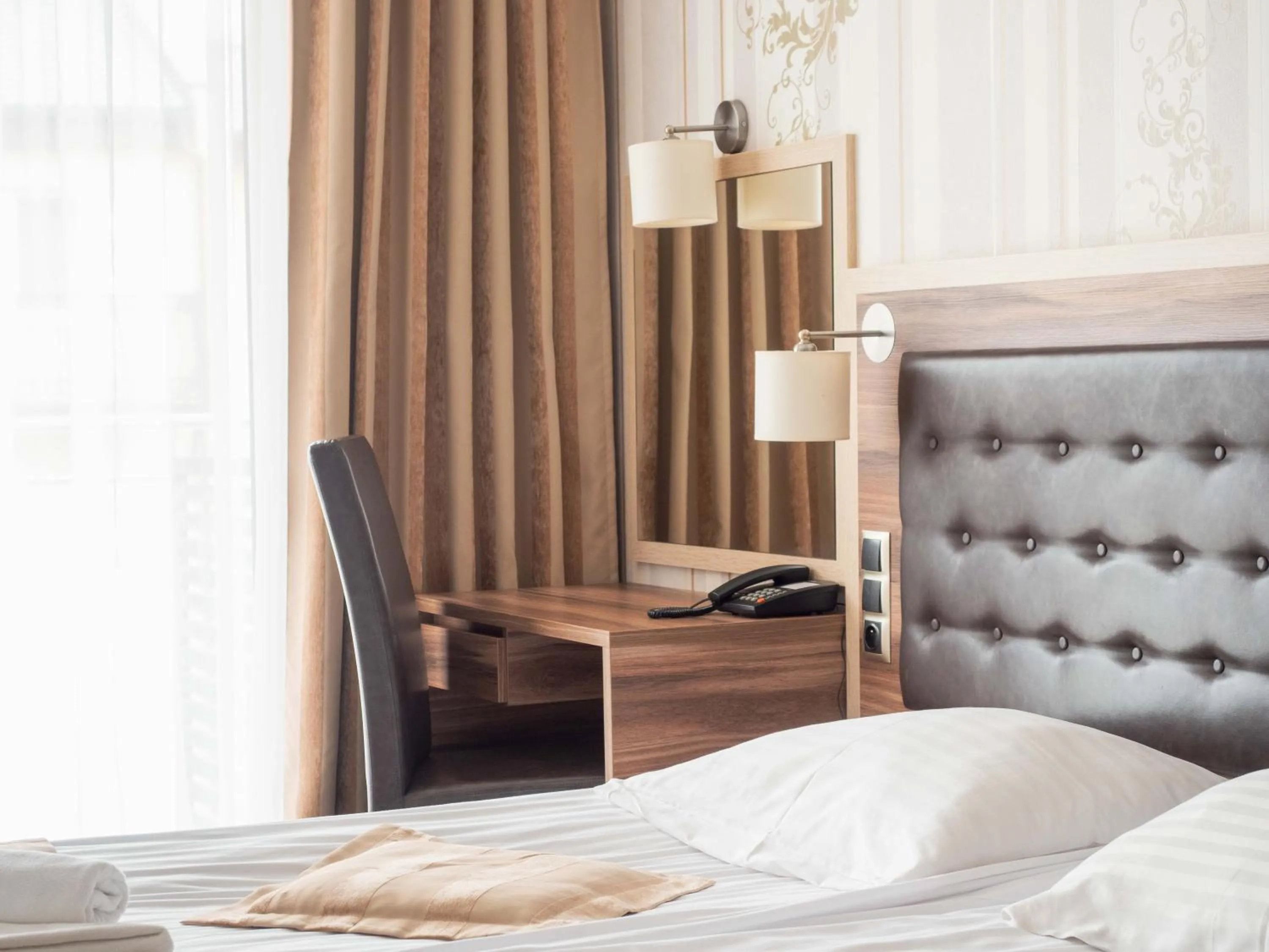 Photo of the whole room, Bed in Cristal SPA