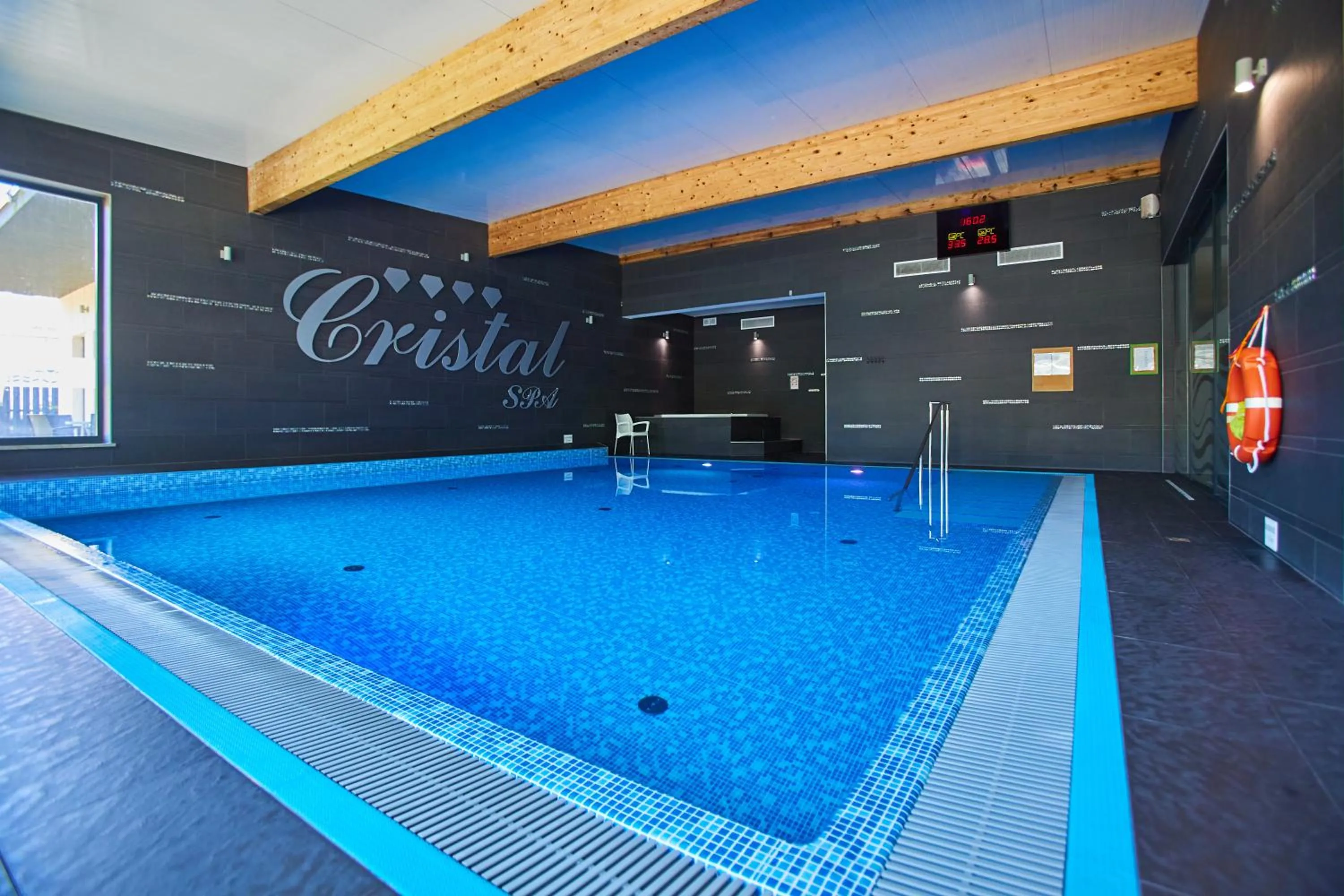 Swimming pool in Cristal SPA