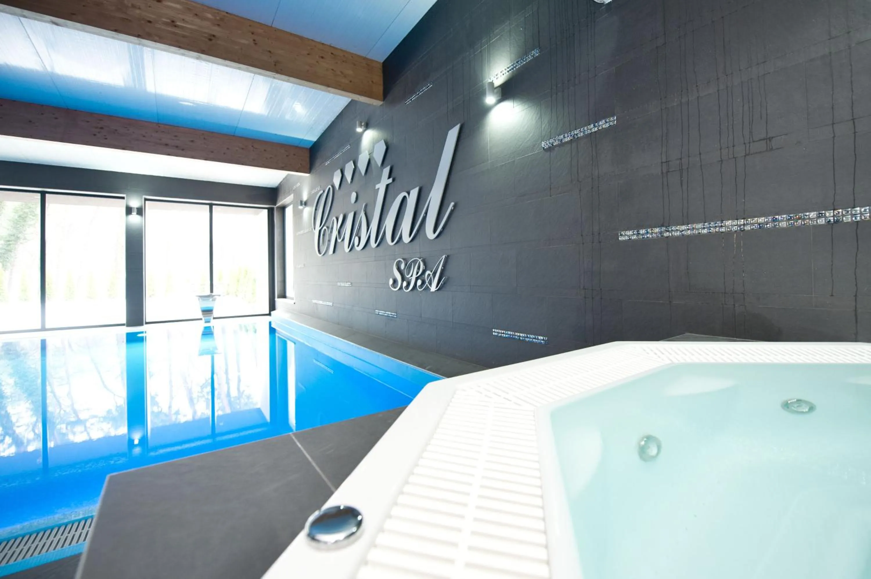 Swimming pool in Cristal SPA