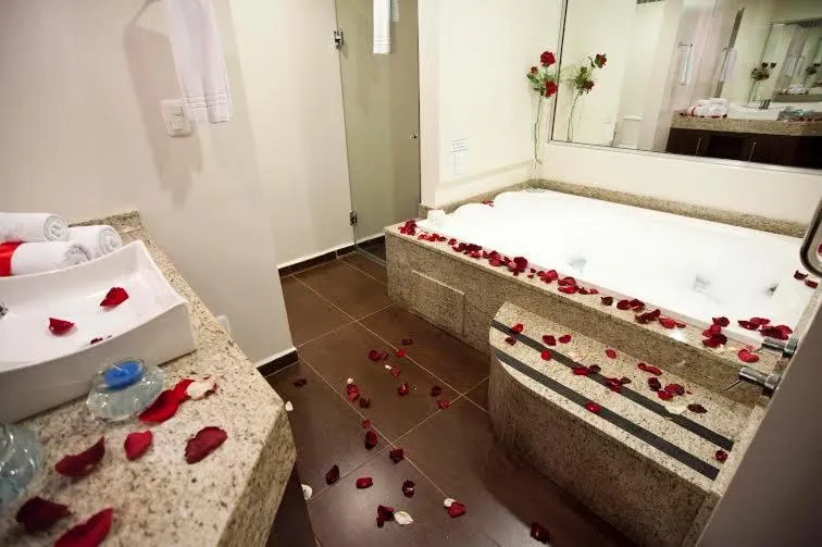 Bathroom, Bed in Hotel Lang Palace - Fica no Centro da Cidade