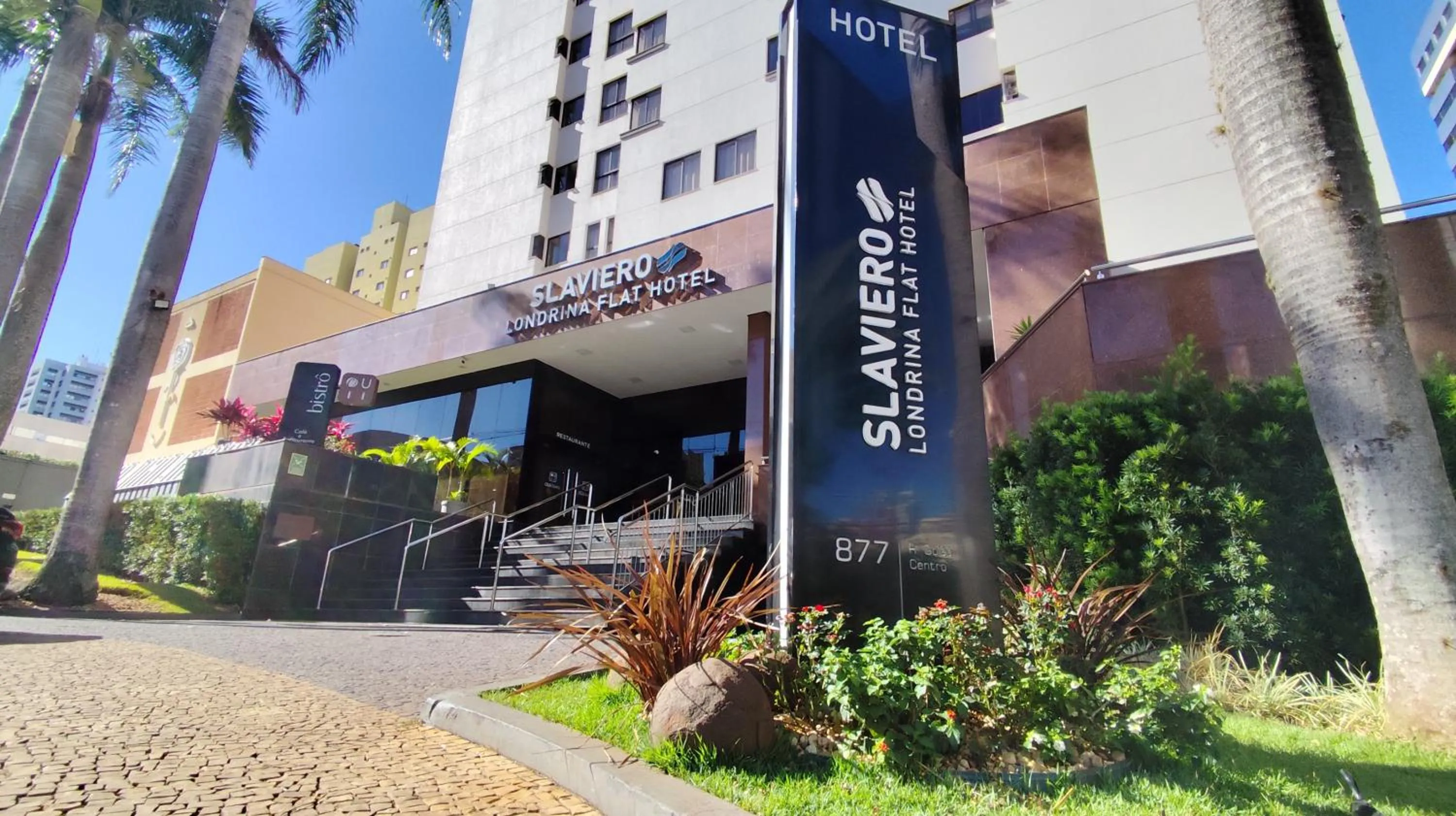 Facade/entrance in Slaviero Londrina Flat