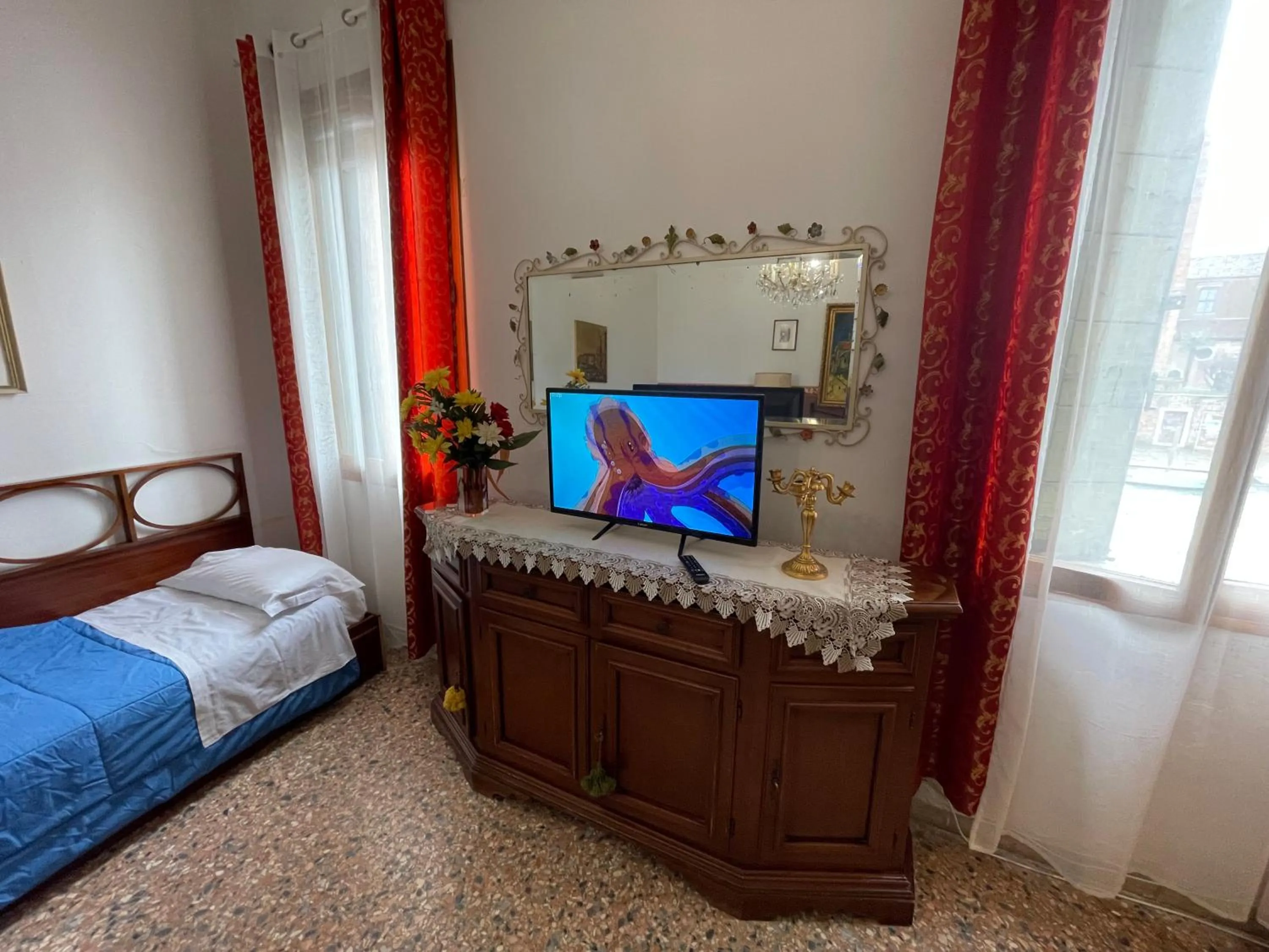 TV and multimedia, Bed in Princess Guest House Canal View