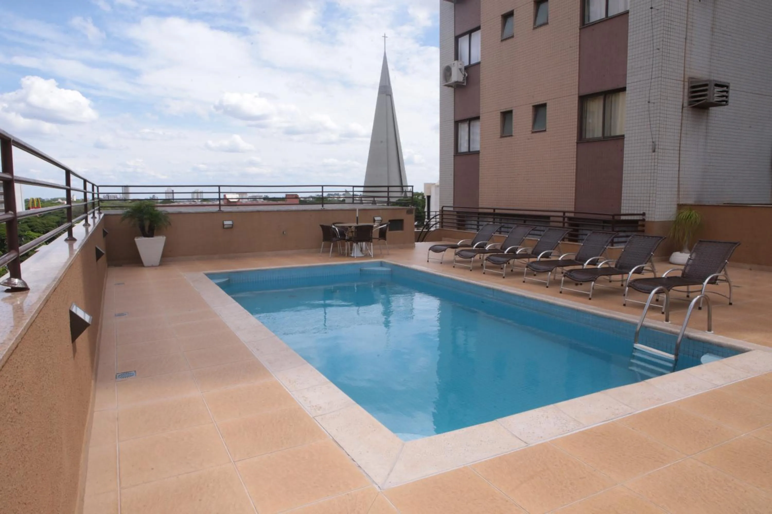 Swimming pool in Hotel Metrópole Maringá