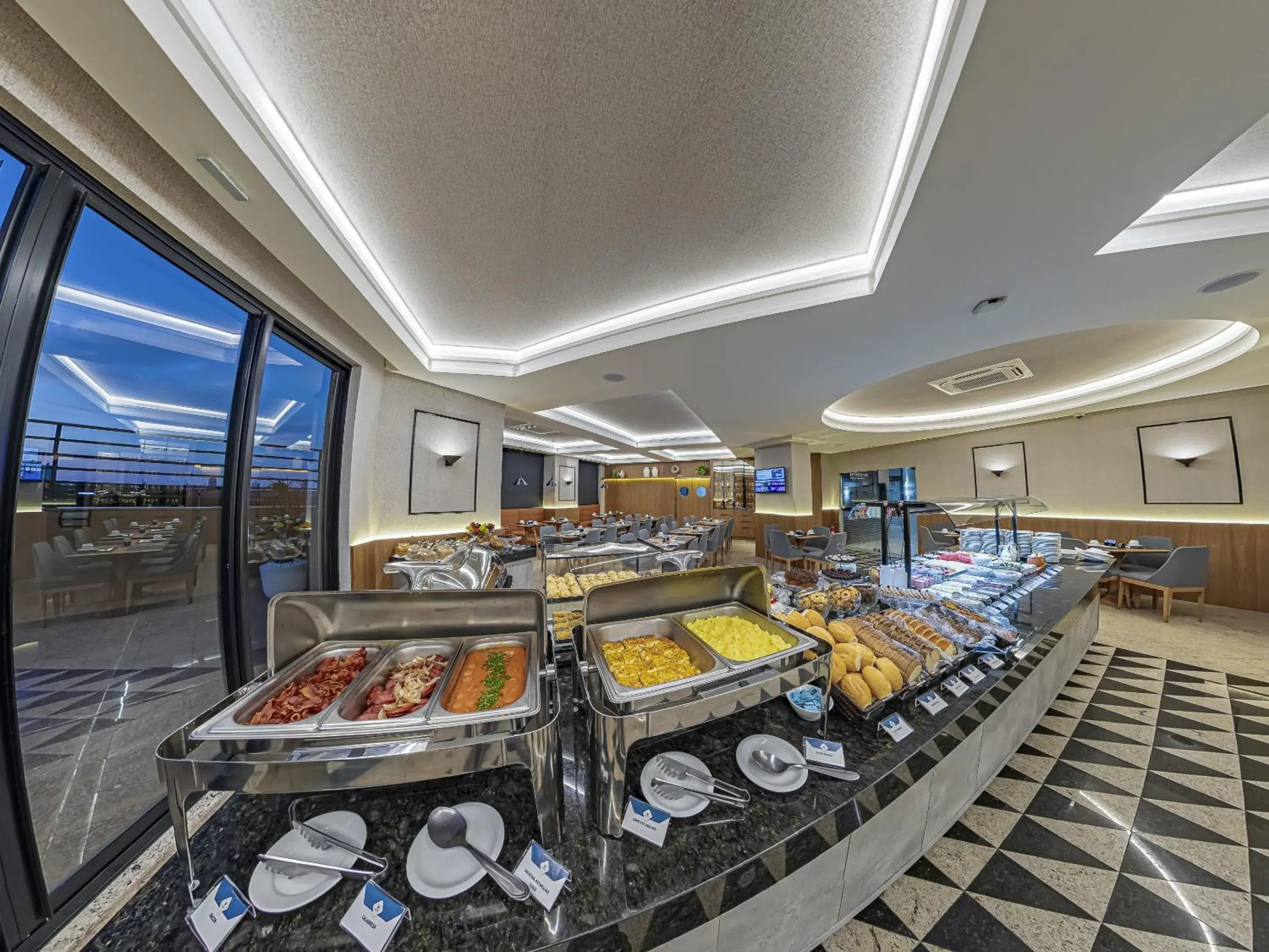 Buffet breakfast in Hotel Metrópole Maringá Buffet breakfast in Hotel Metrópole Maringá