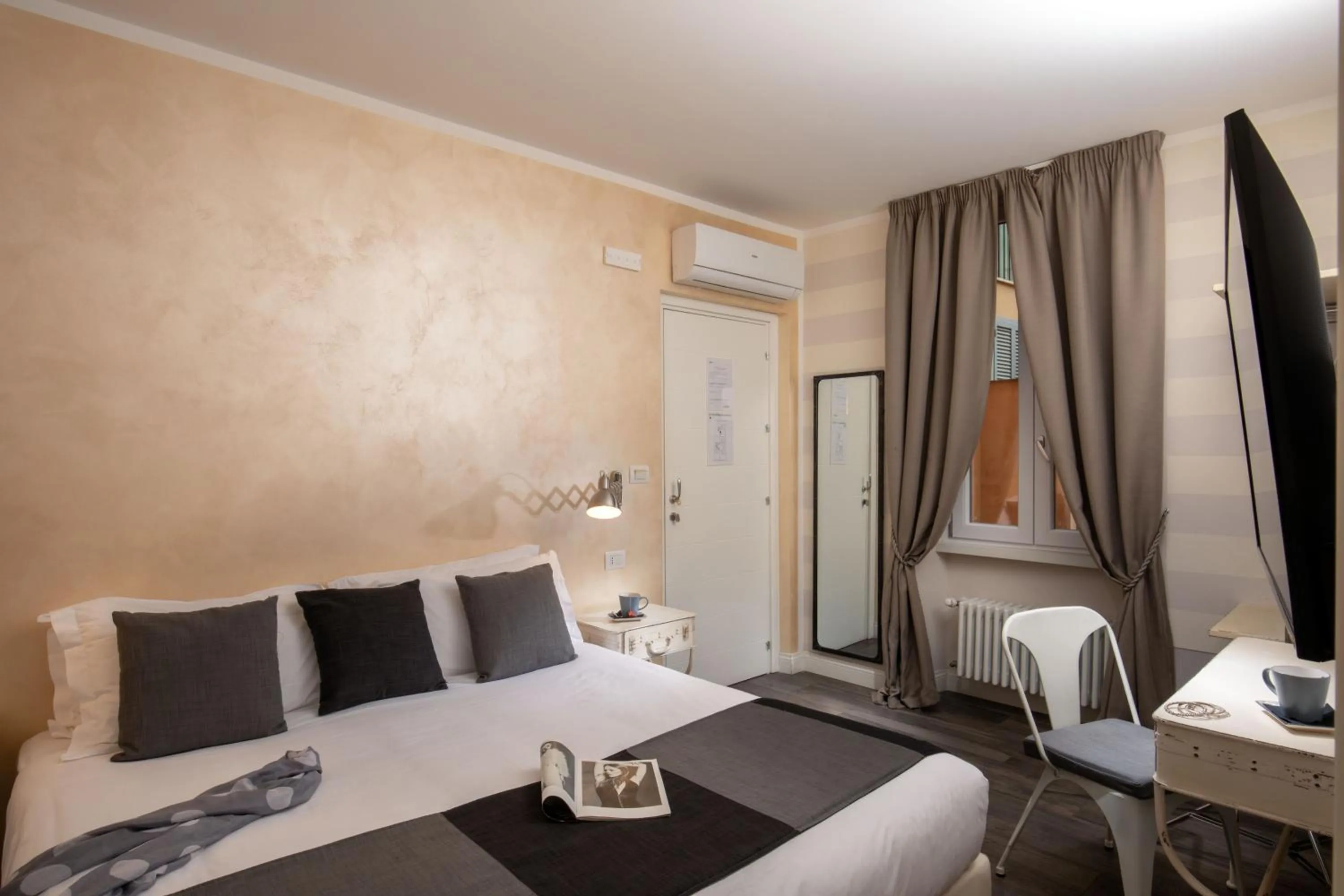 Photo of the whole room, Bed in Spagna Secret Rooms