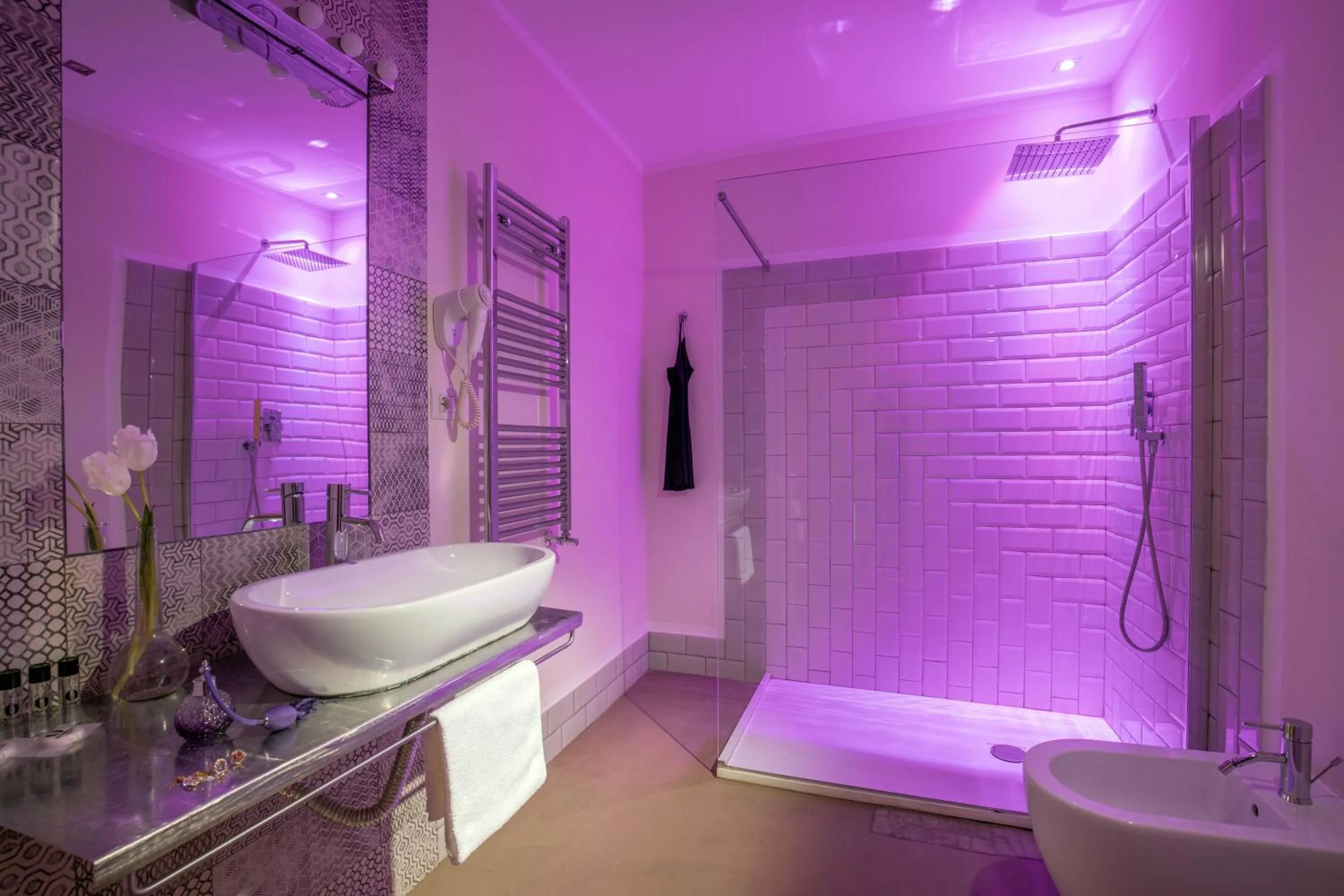 Shower in Spagna Secret Rooms