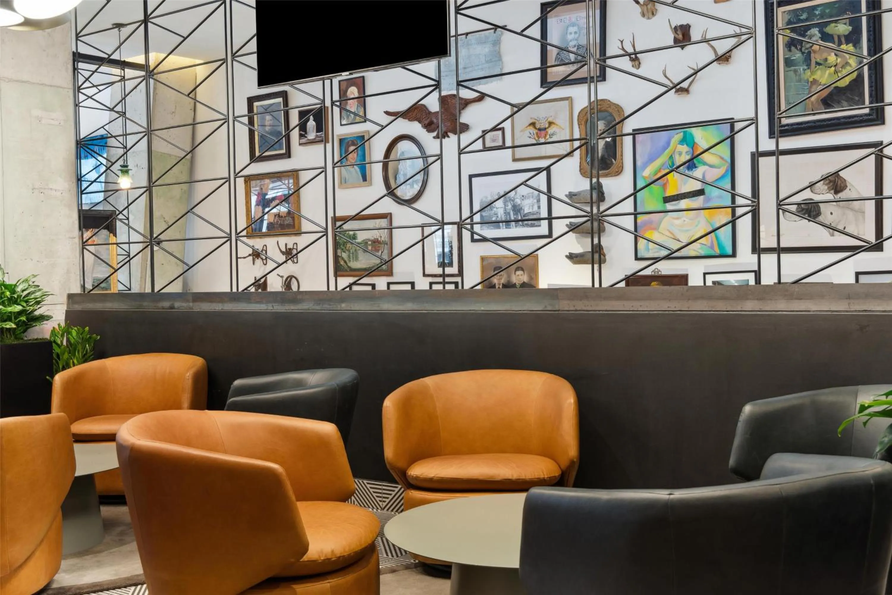 Lounge or bar in Motto by Hilton Washington DC City Center