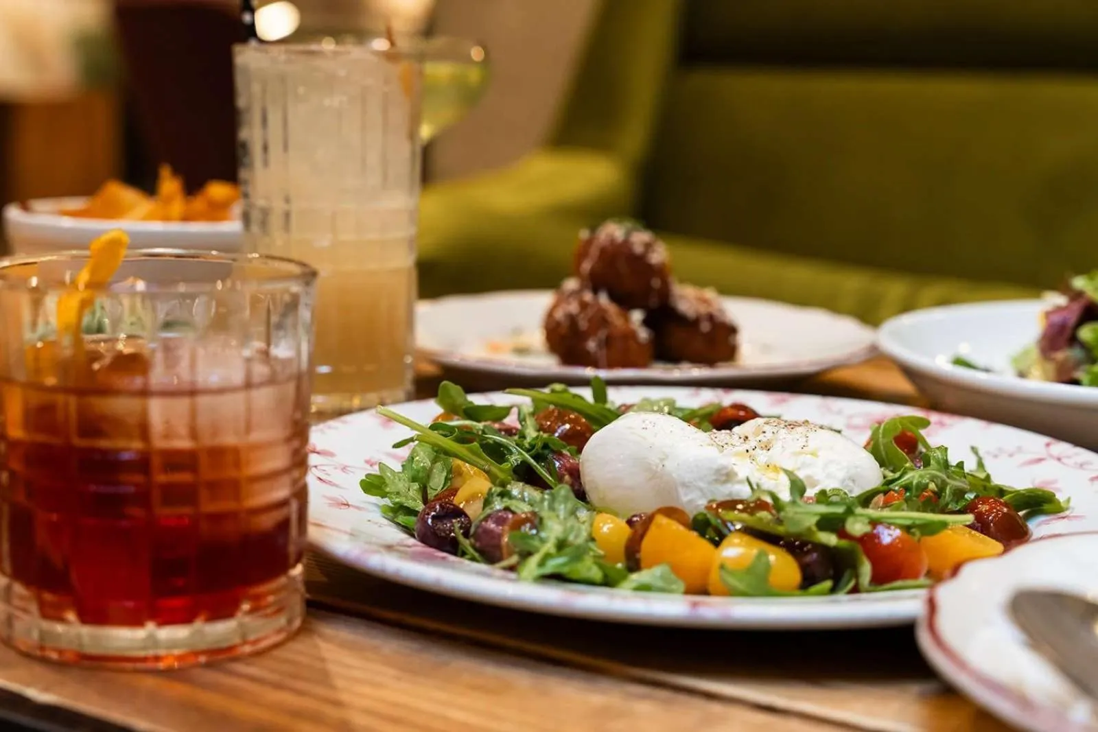 Lounge or bar in Motto by Hilton Washington DC City Center