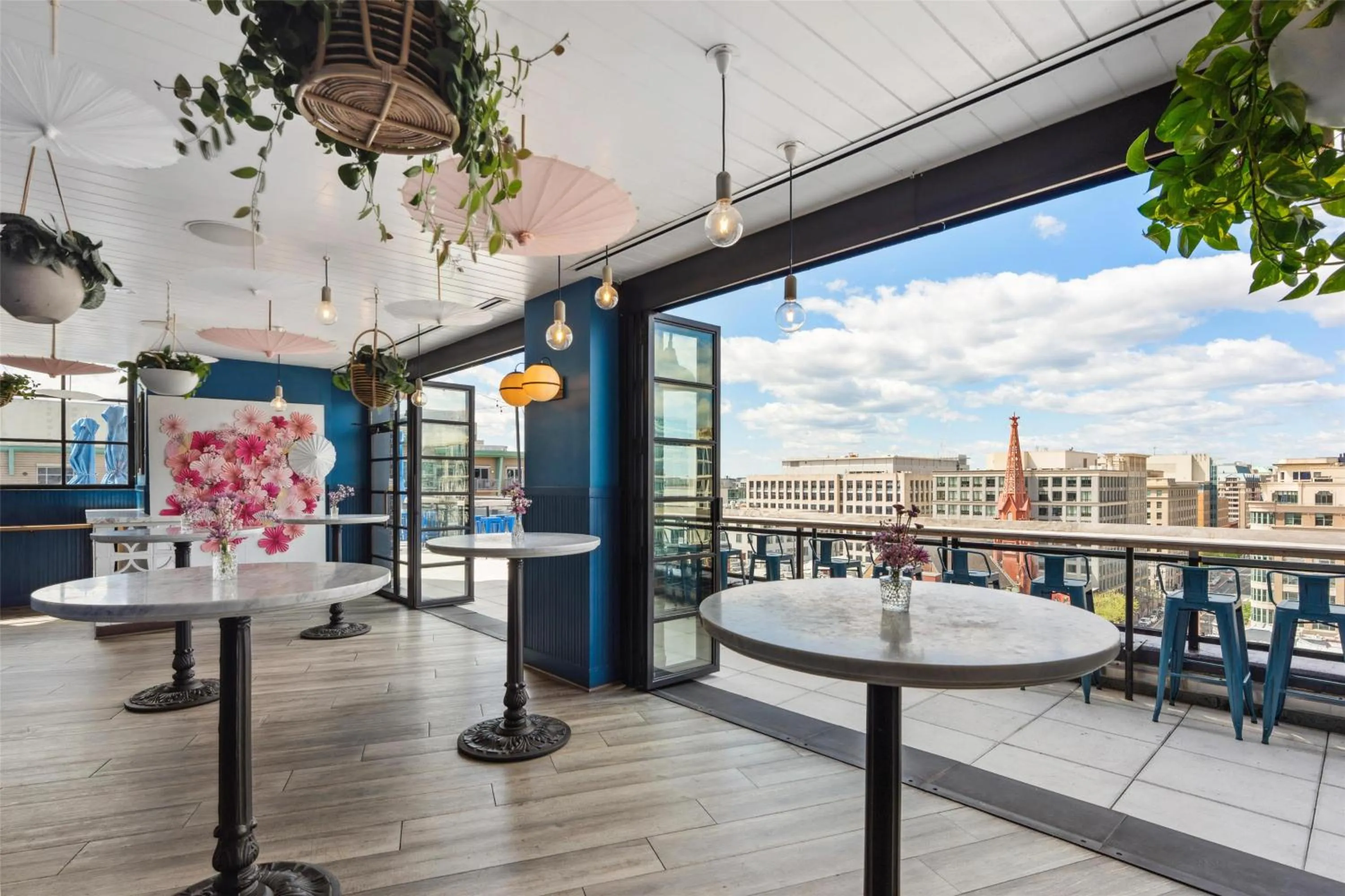 Lounge or bar in Motto by Hilton Washington DC City Center