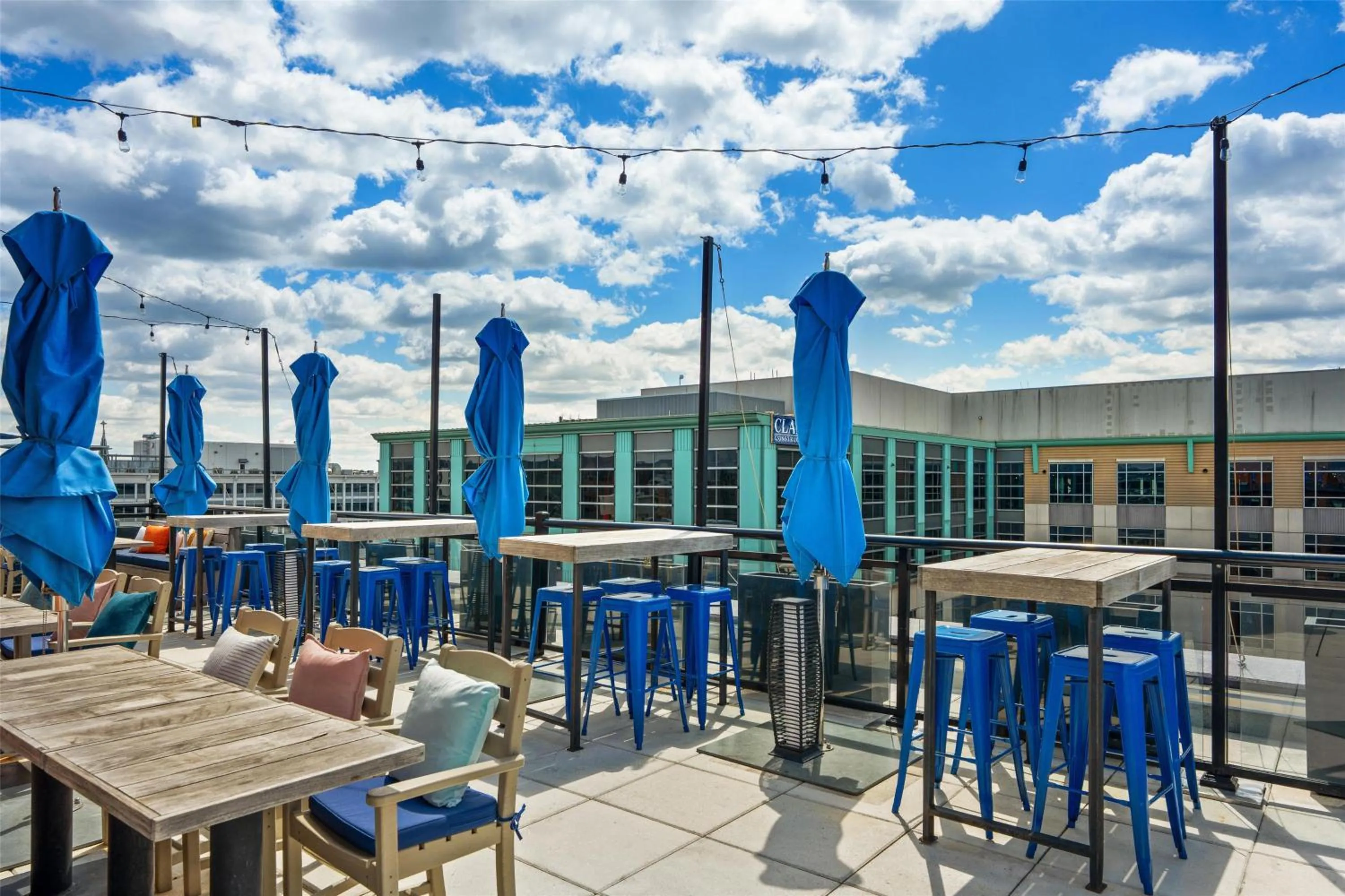 Lounge or bar in Motto by Hilton Washington DC City Center